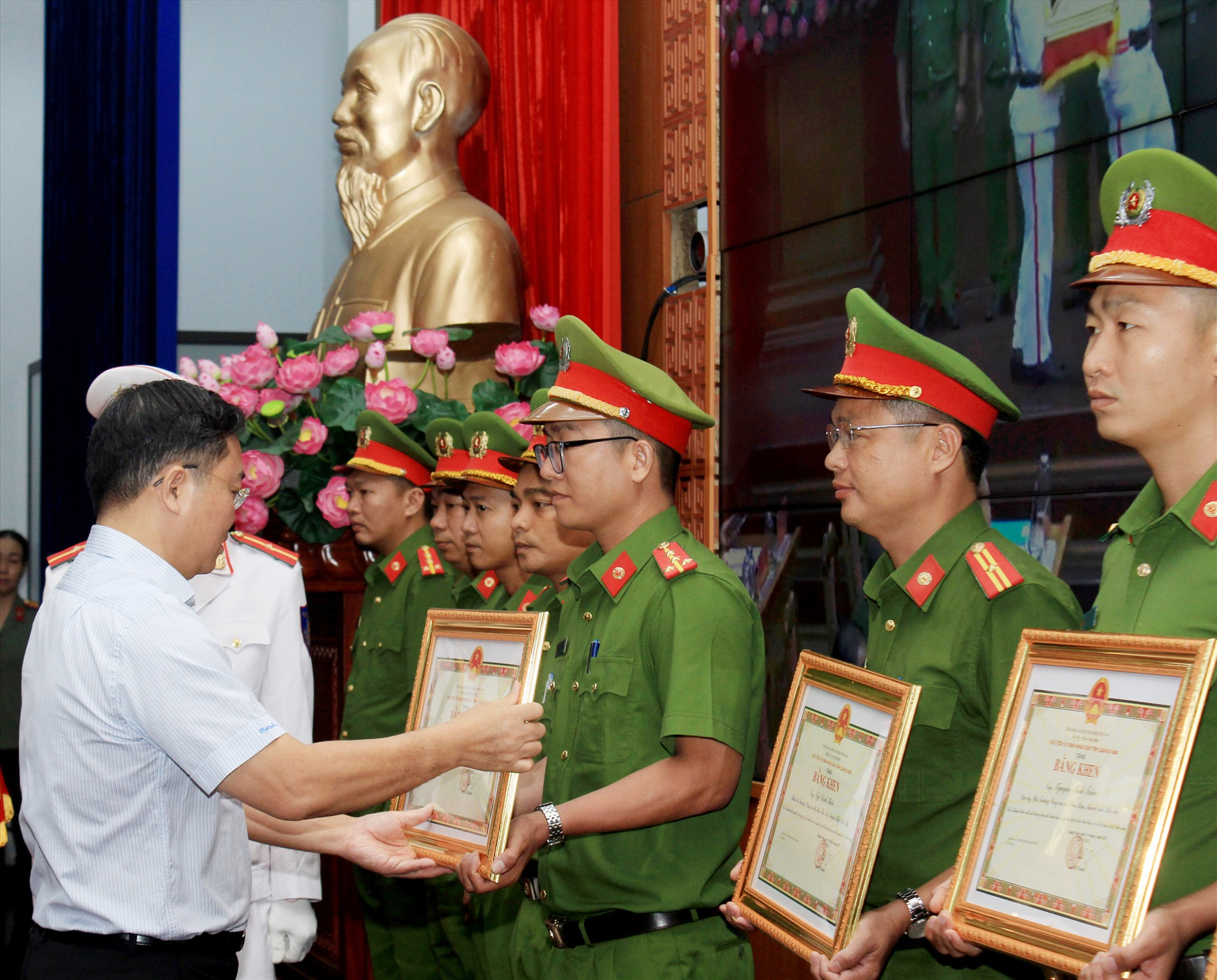 Chủ tịch UBND tỉnh Lê Trí Thanh tặng bằng khen cho các đồng chí công an xã chính quy có nhiều thành tích trong công tác. Ảnh: T.C