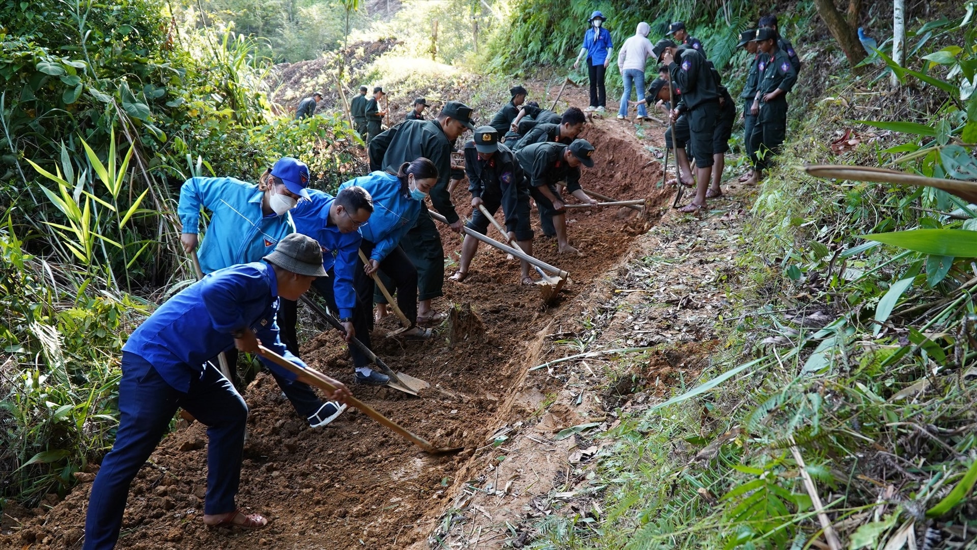 Đoàn viên thanh niên tham gia làm đường giao thông tại xã Tr'Hy, huyện Tây Giang. Ảnh: THÀNH ĐẠT