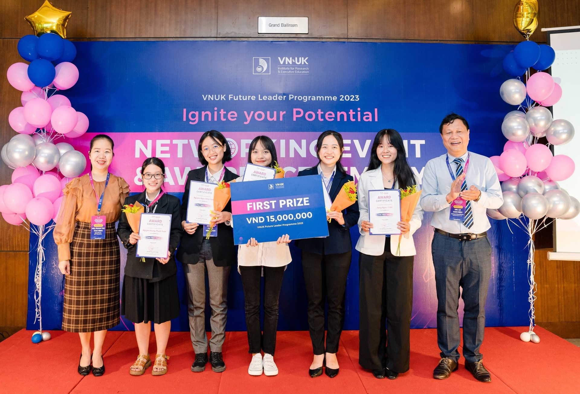Đội Lagom vinh dự nhận giải Nhất với Dự án Tinh hoa nghệ thuật gốm Thanh Hà Ảnh VS
