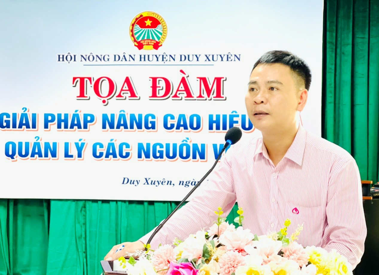 Ông Nguyễn Bá Tùng - Phó Giám đốc NHCSXH Duy Xuyên nêu những giải pháp về nâng cao hiệu quả quản lý nguồn vốn vay.    Ảnh: T.P