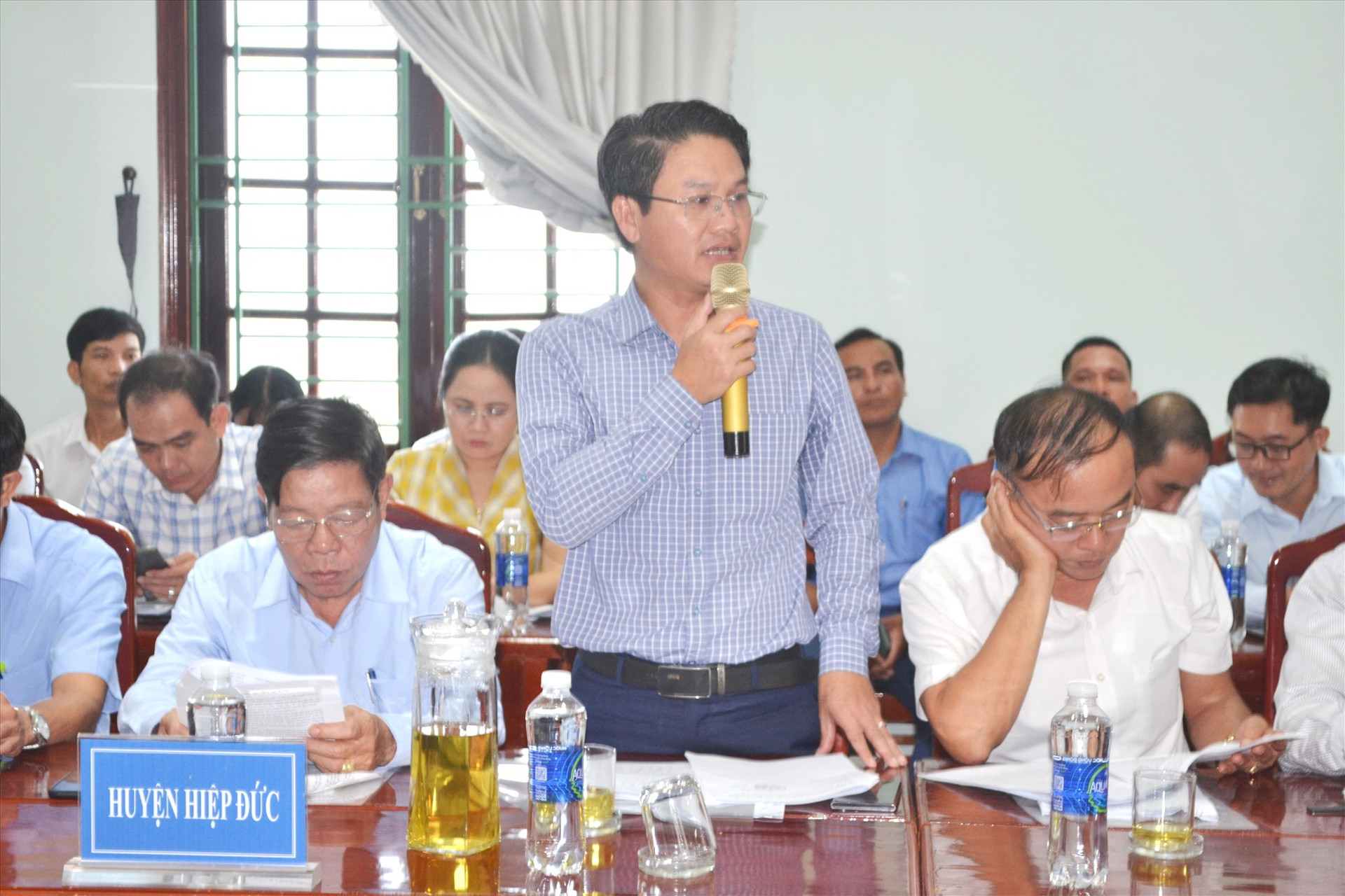 Chủ tịch UBND huyện Hiệp Đức - ông Nguyễn Văn Nam kiến nghị tháo gỡ ách tắc GPMB liên quan đến đất cao su. Ảnh: C.T