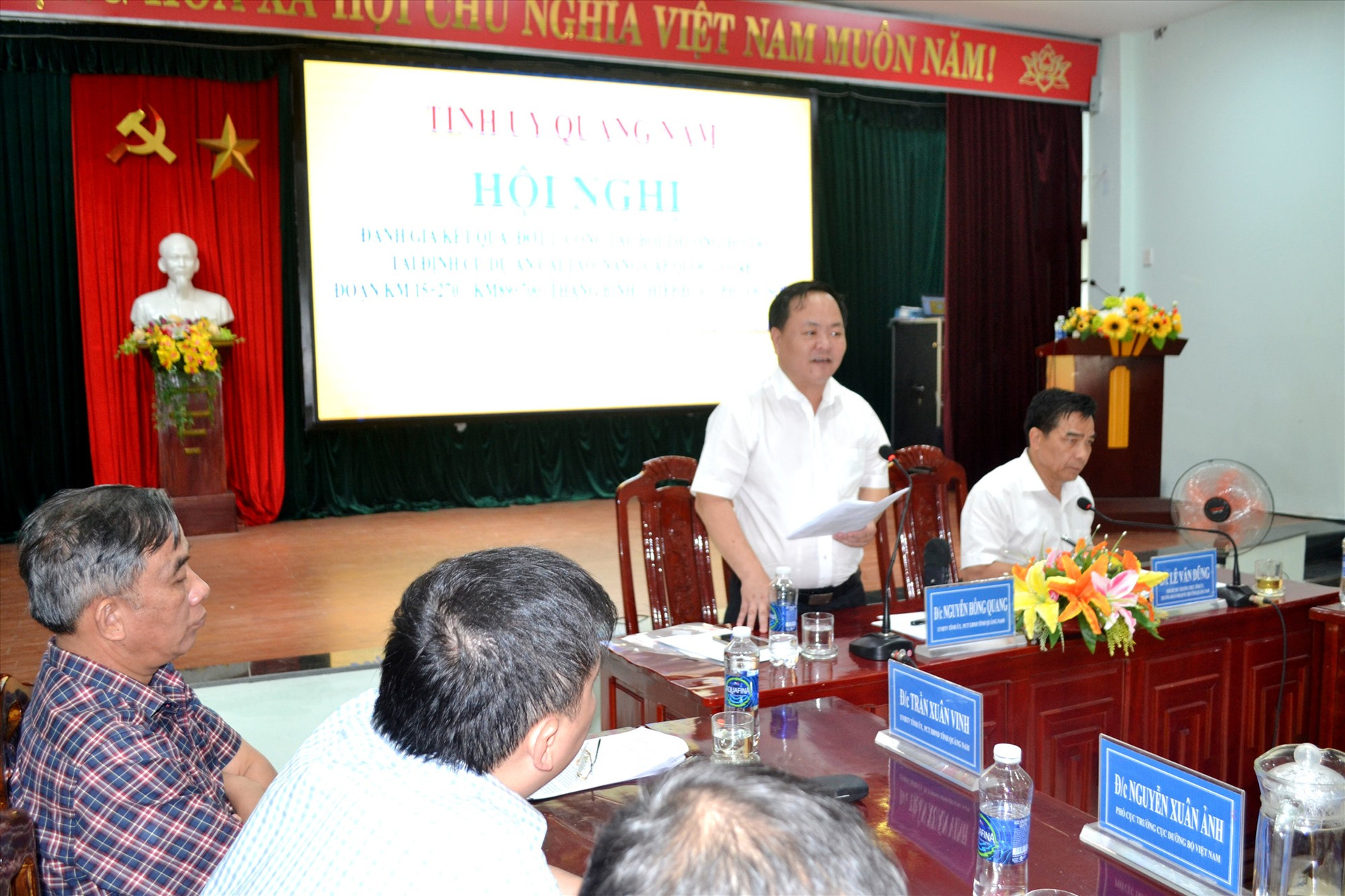 Phó Chủ tịch UBND tỉnh Nguyễn Hồng Quang chỉ đạo công việc tiếp theo trong thời gian tới. Ảnh: C.T