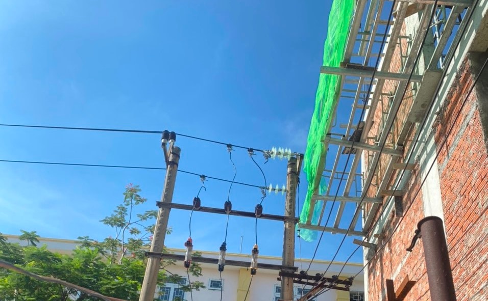 Giàn sắt thi công gần đường dây 22kV vi phạm nghiêm trọng khoảng cách an toàn điện.