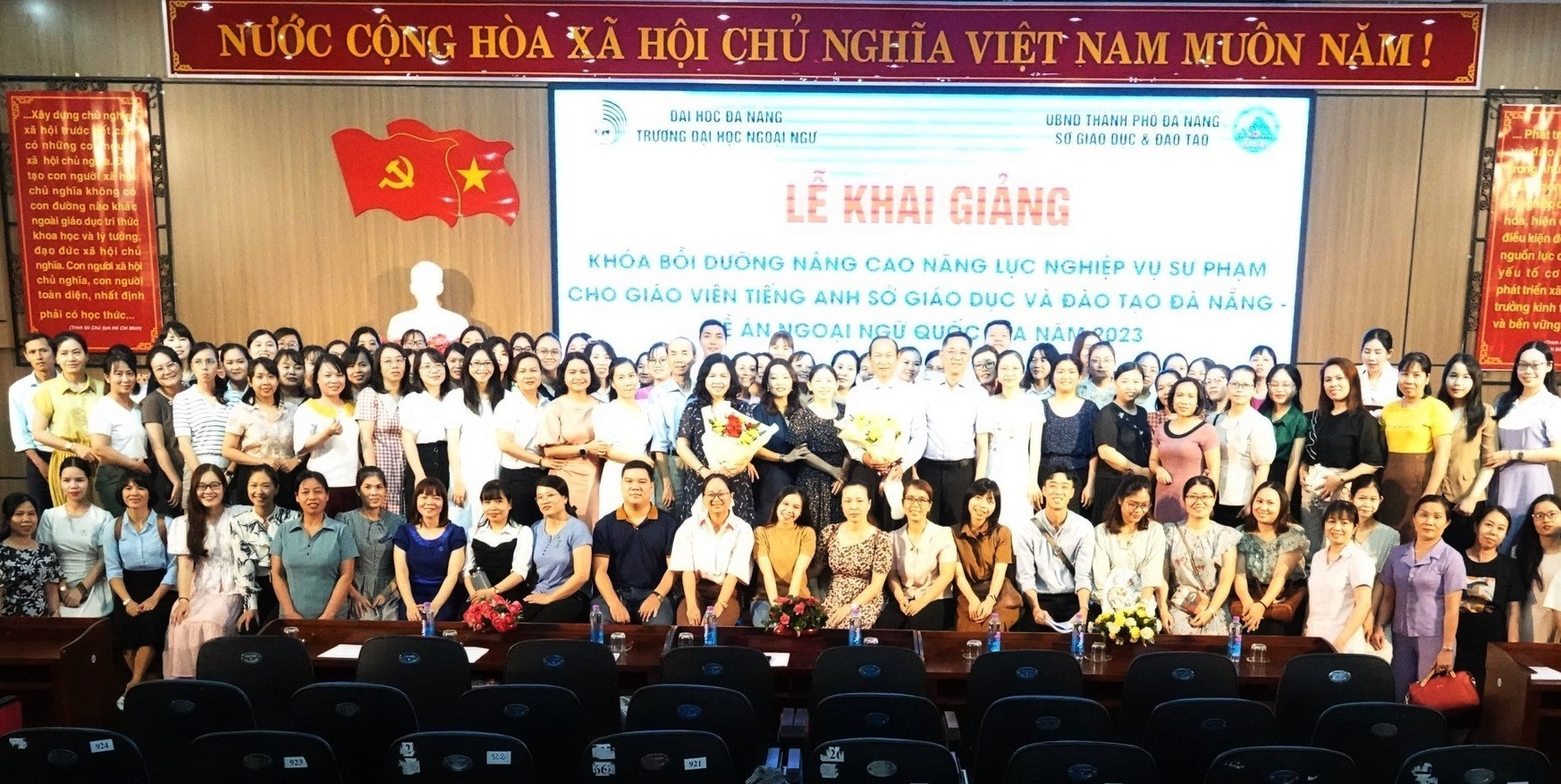 128 giáo viên phổ thông  tại TP Đà Nẵng tham gia khóa bồi dưỡng chụp ảnh tại lễ khai giảng. Ảnh: XL