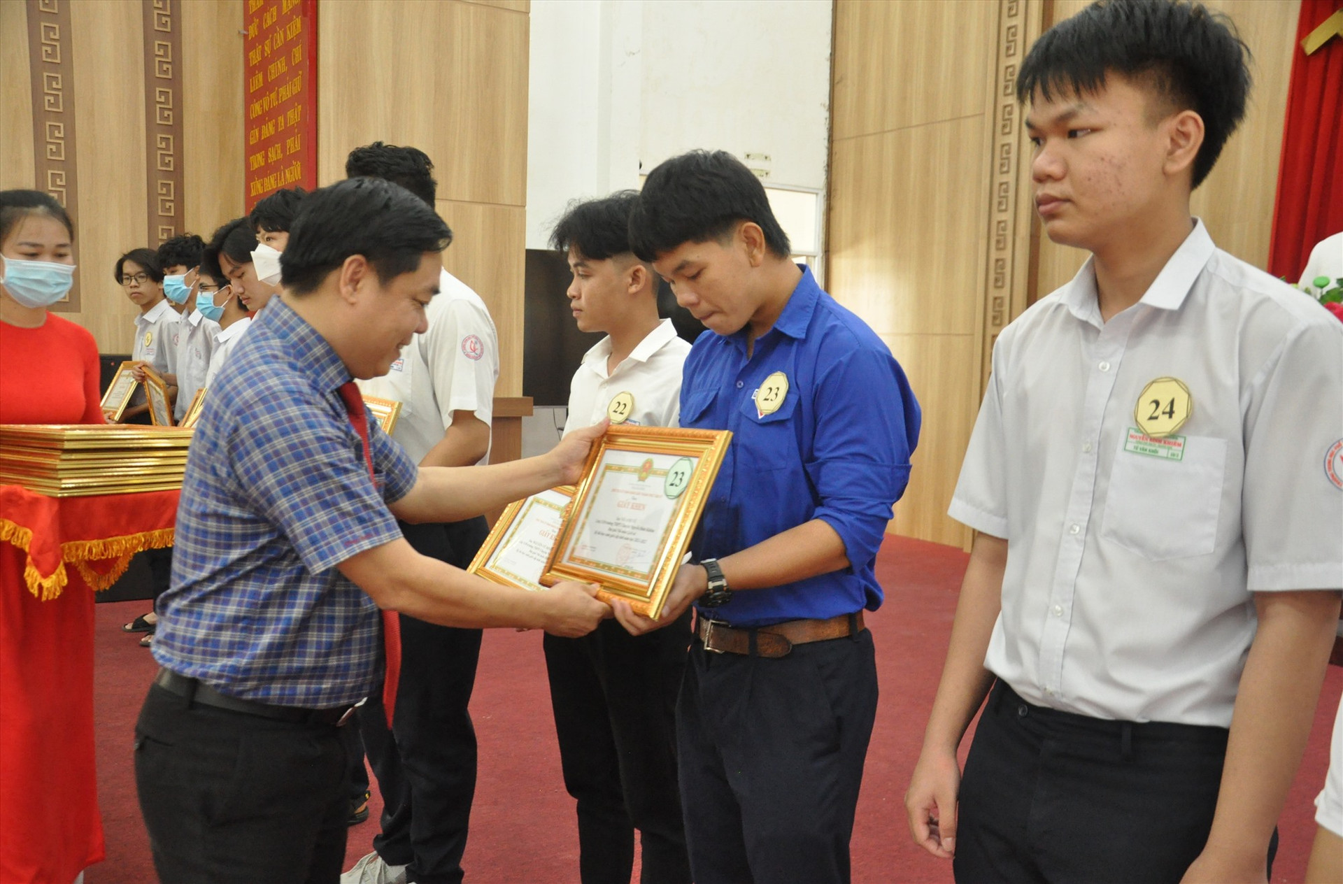 Tam Kỳ khen thưởng học sinh đoạt giải tại các kỳ thi. Ảnh: X.P