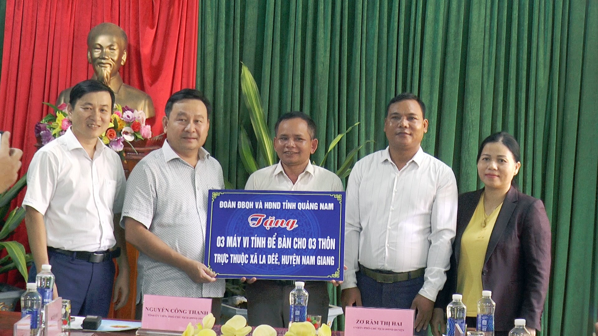 Đoàn ĐBQH và HĐND tỉnh tặng 03 máy tính để bàn cho 3 thôn thuộc xã La Dêê.