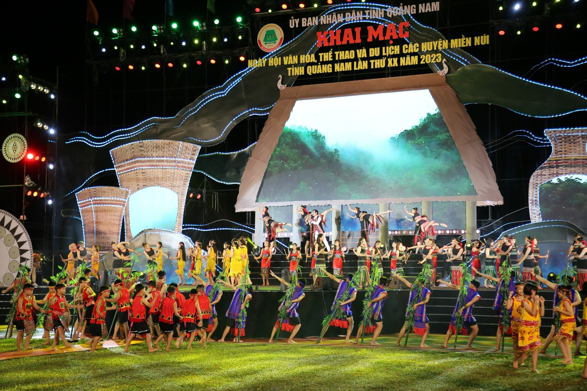 Chương trình nghệ thuật có sự tham gia trình diễn của 200 nghệ sĩ, diễn viên chuyên nghiệp và không chuyên đến từ Nhà hát Ca múa nhạc Quân đội, Trung tâm Văn hóa Quảng Nam và huyện Phước Sơn. Ảnh: H.Đ.G