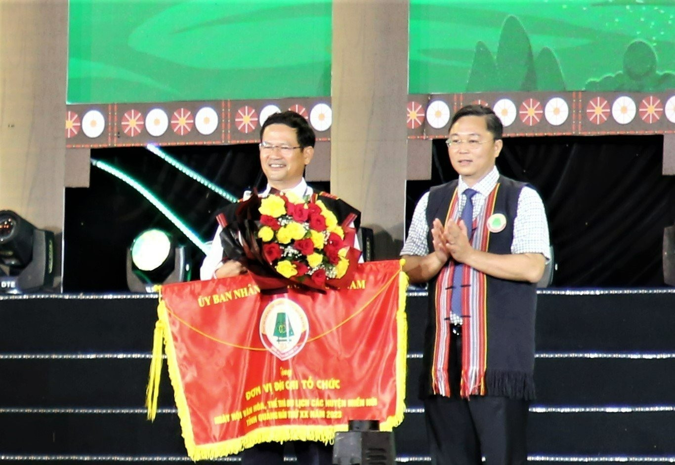 Chủ tịch UBND tỉnh Lê Trí Thanh trao cờ cho đại diện đơn vị đăng cai tổ chức ngày hội. Ảnh: H.Đ.Q