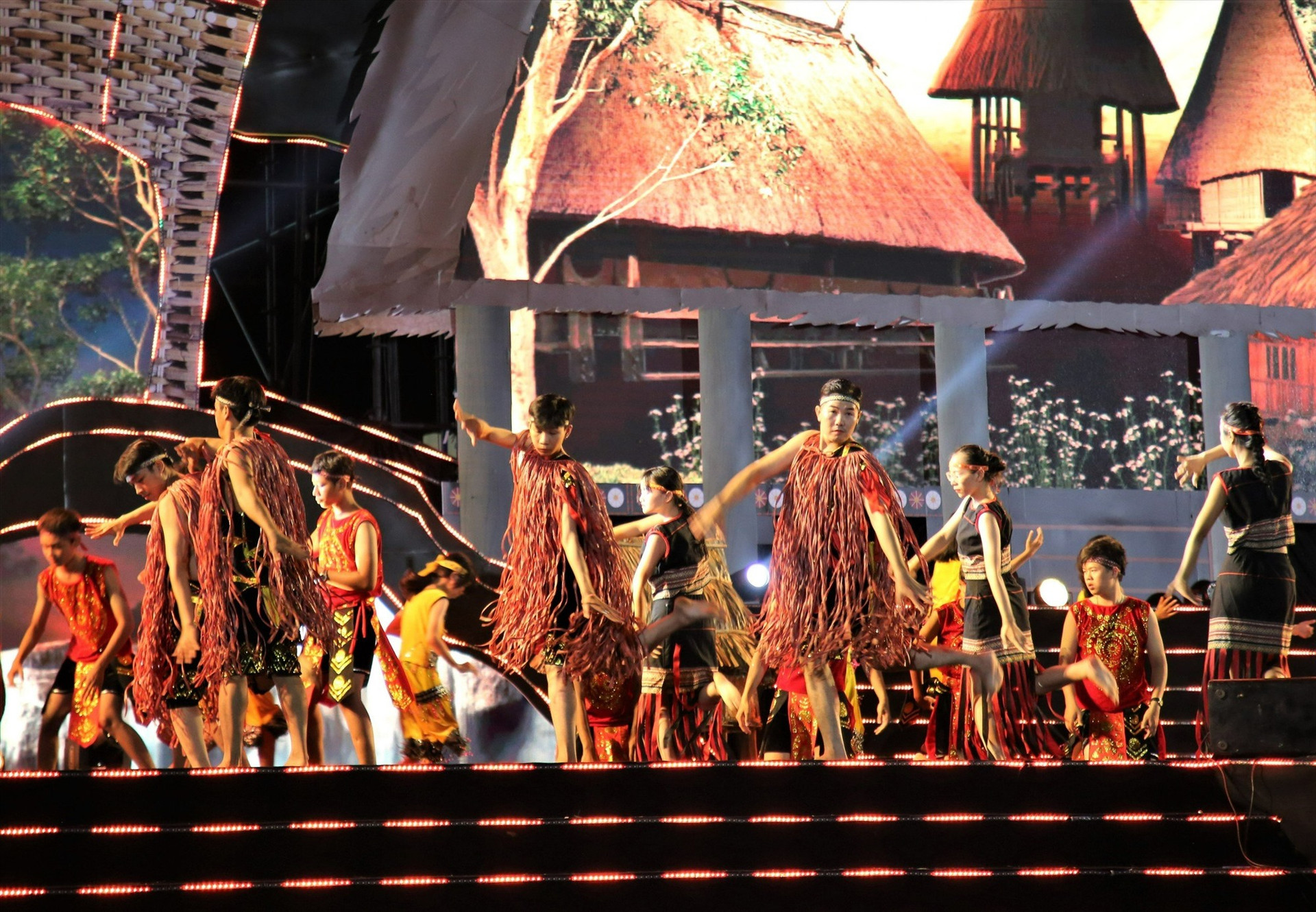 Hình ảnh cách điệu của áo vỏ cây truyền thống của đồng bào thiểu số ở Quảng Nam hiện diện trong tiết mục trình diễn. Ảnh: H.Đ.G