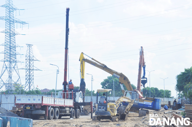 Thi công hệ thống thu gom nước thải riêng và các tuyến cống chuyển nước mưa về sông Hàn tại lưu vực đường Hồ Xuân Hương, quận Ngũ Hành Sơn. Ảnh: THÀNH LÂN
