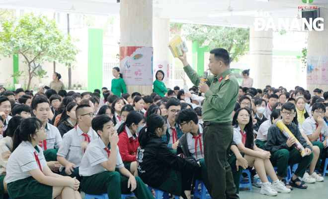 Lực lượng Công an thành phố tuyên truyền đến học sinh, sinh viên các biện pháp phòng ngừa tệ nạn xã hội, tố giác tội phạm. Ảnh: C.A