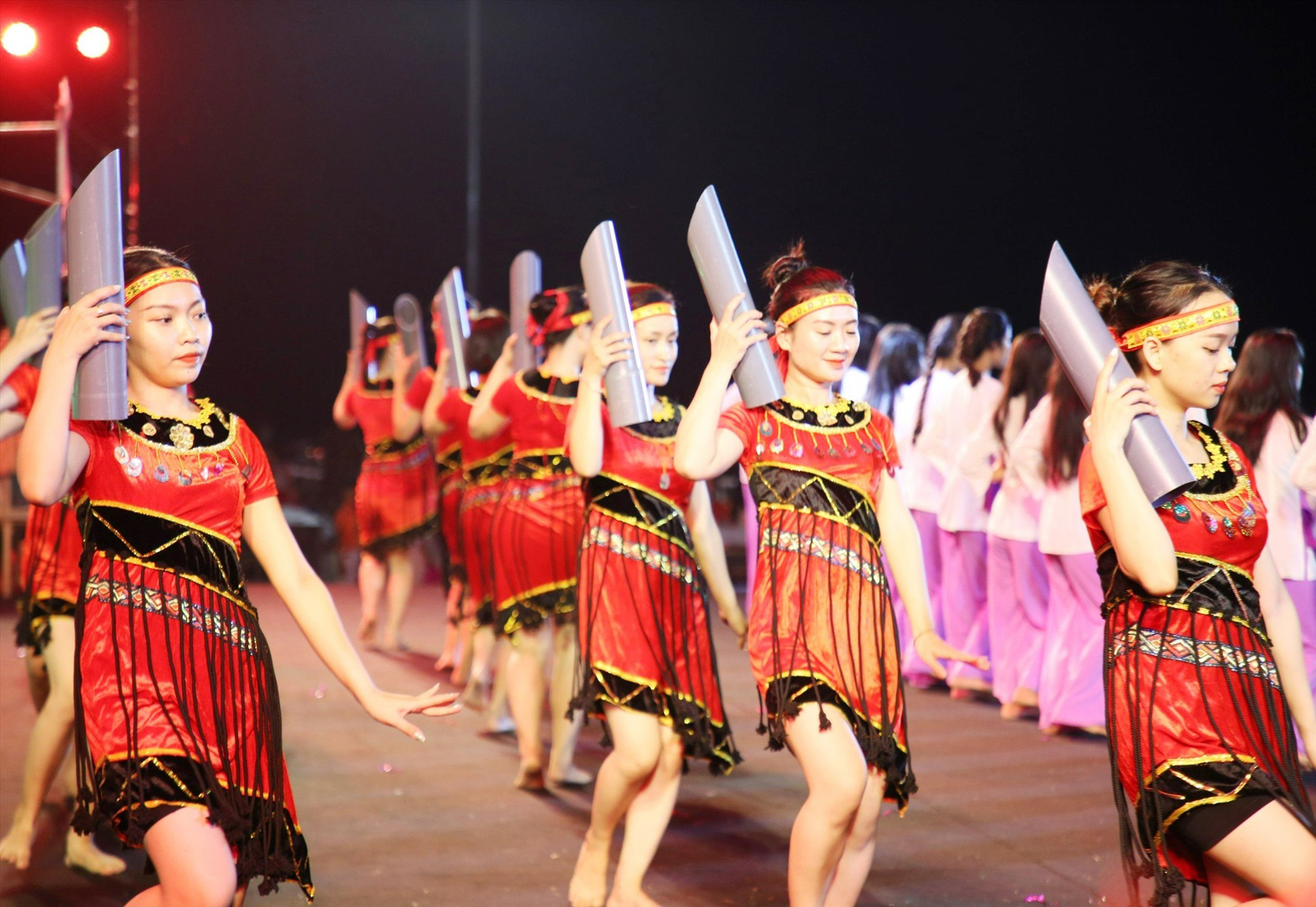 Chương trình nghệ thuật đêm khai mạc chủ đề “Sắc màu văn hóa miền núi Quảng Nam - khát vọng phát triển” khá hoành tráng. Ảnh: P.Đ.Q