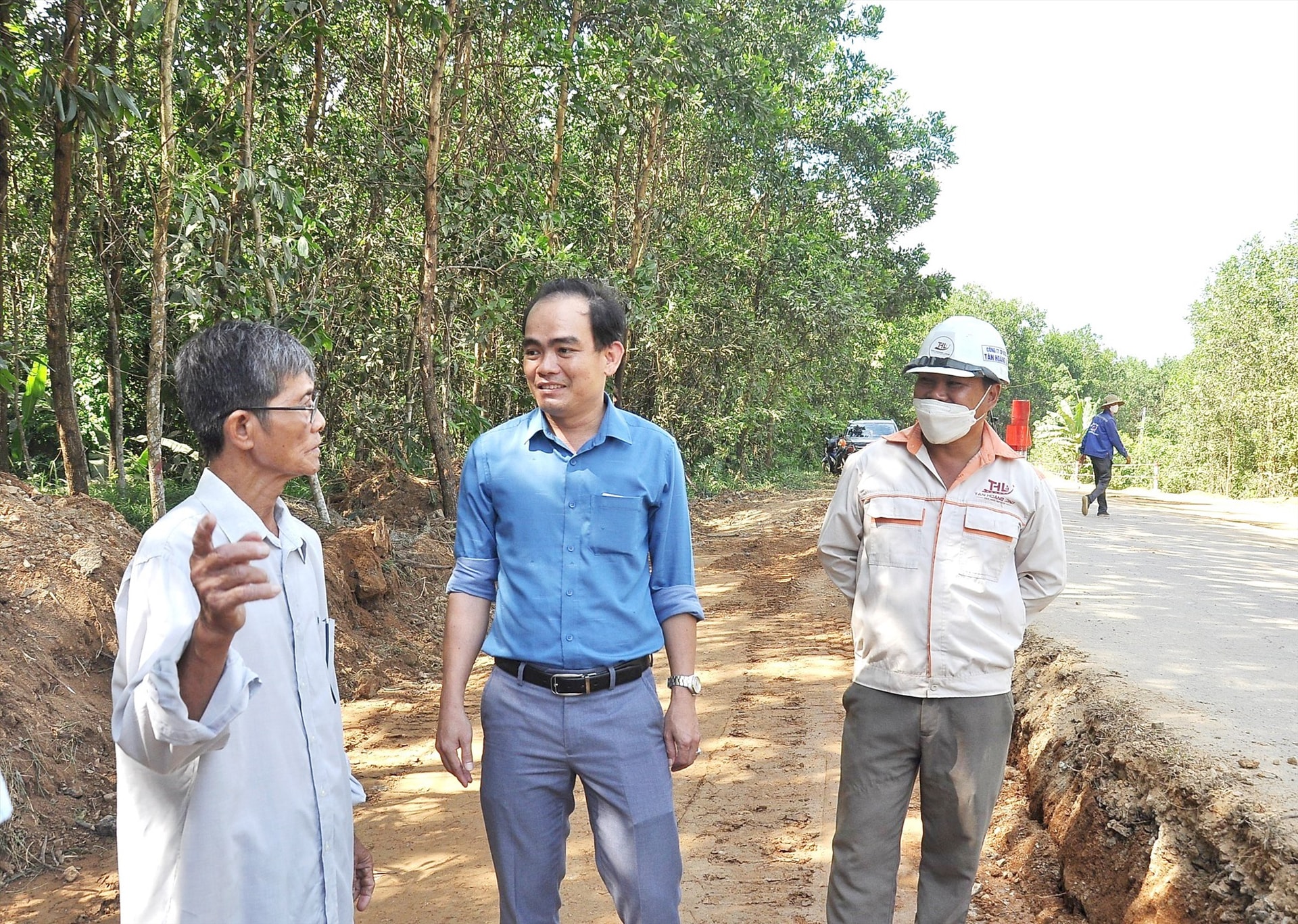 Lãnh đạo đơn vị thực hiện GPMB của huyện Hiệp Đức lắng nghe tâm tư người dân bị ảnh hưởng bởi dự án. Ảnh: VINH ANH