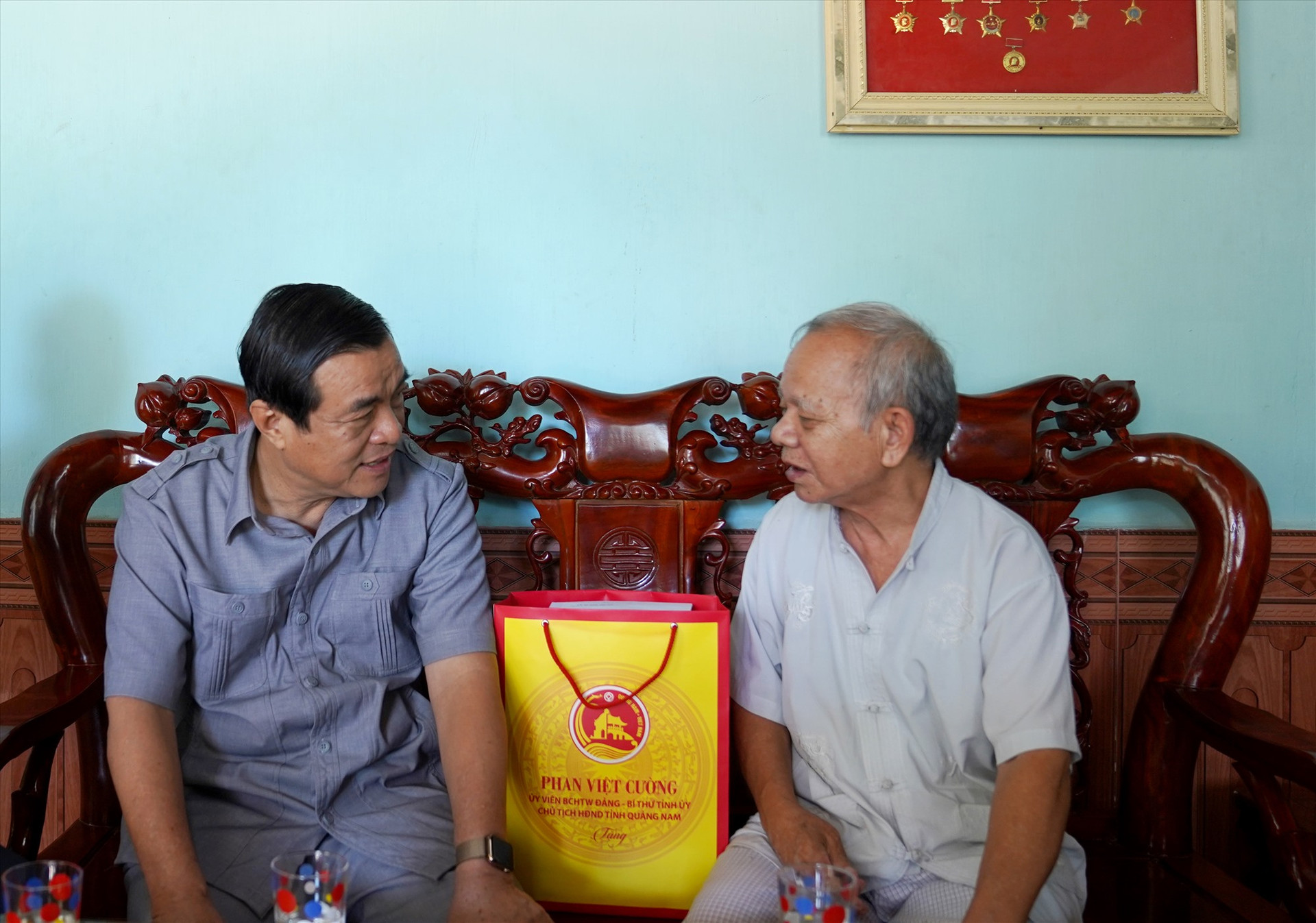 Bí thư Tỉnh ủy Phan Việt Cường thăm hỏi, tặng quà ông Hồ Văn Điều. Ảnh: C.Q.N