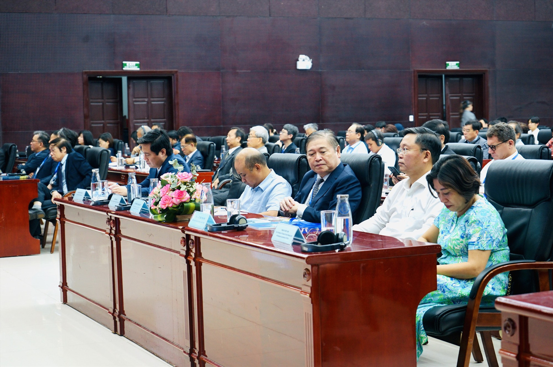 Chủ tịch UBND tỉnh Lê Trí Thanh (thứ hai từ trái sang) tham dự hội thảo. Ảnh: Q.T