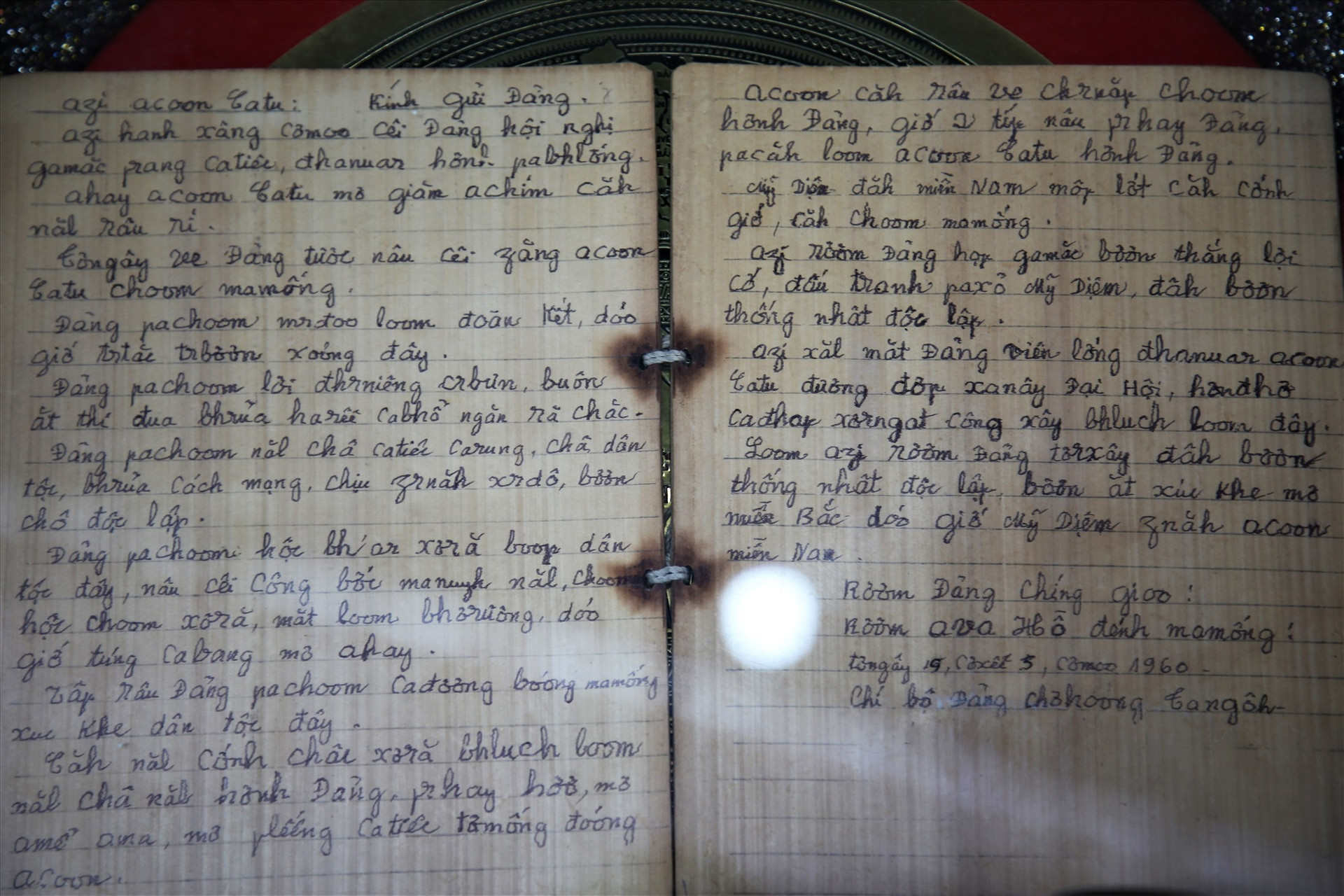 Bức thư đặc biệt được viết trên tấm lồ ô từ trong kháng chiến được đồng bào Cơ Tu huyện Nam Giang lưu giữ.  Ảnh: H.Đ.G