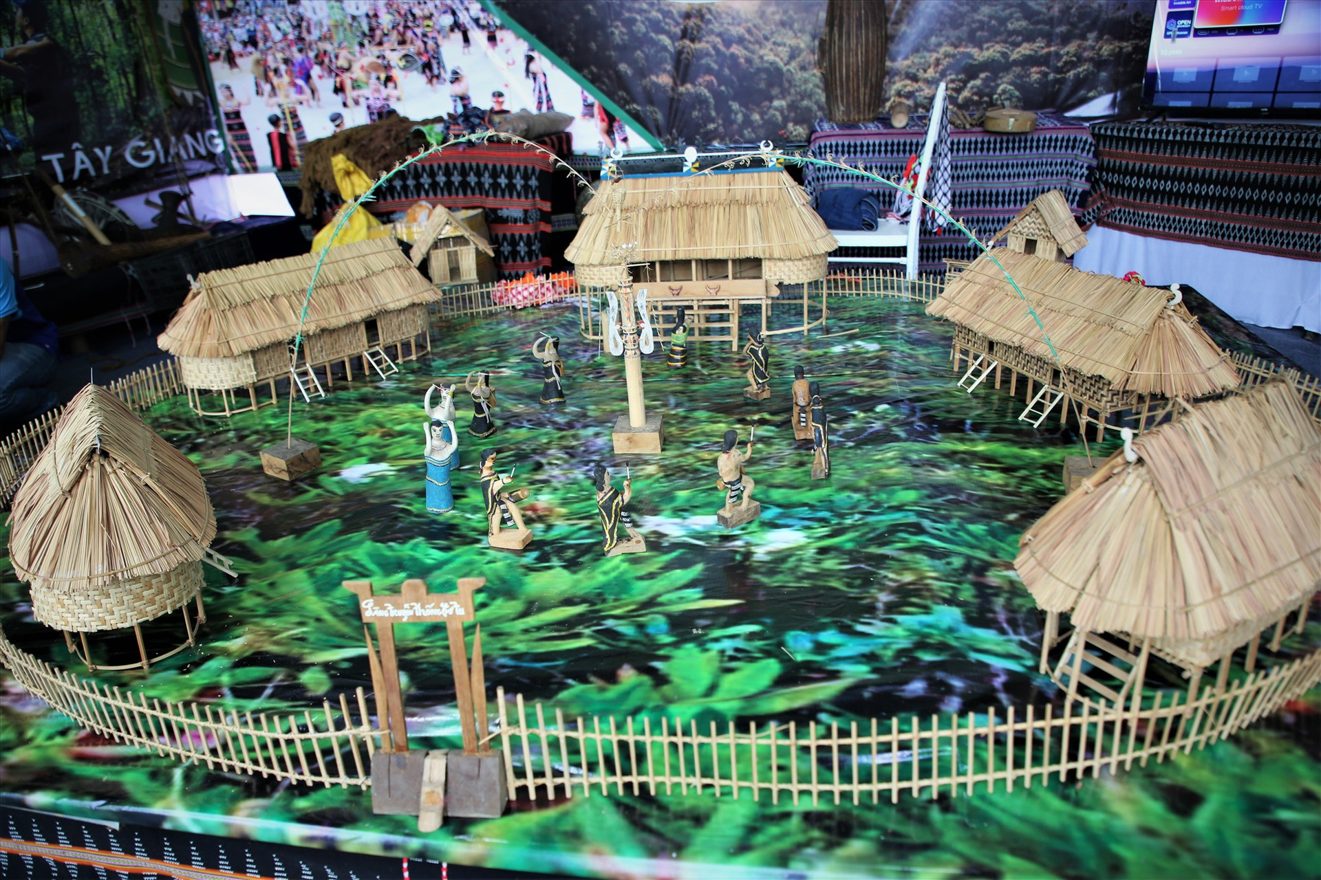 Mô hình làng truyền thống Cơ Tu được trưng bày tại không gian triển lãm. Ảnh: H.Đ.G