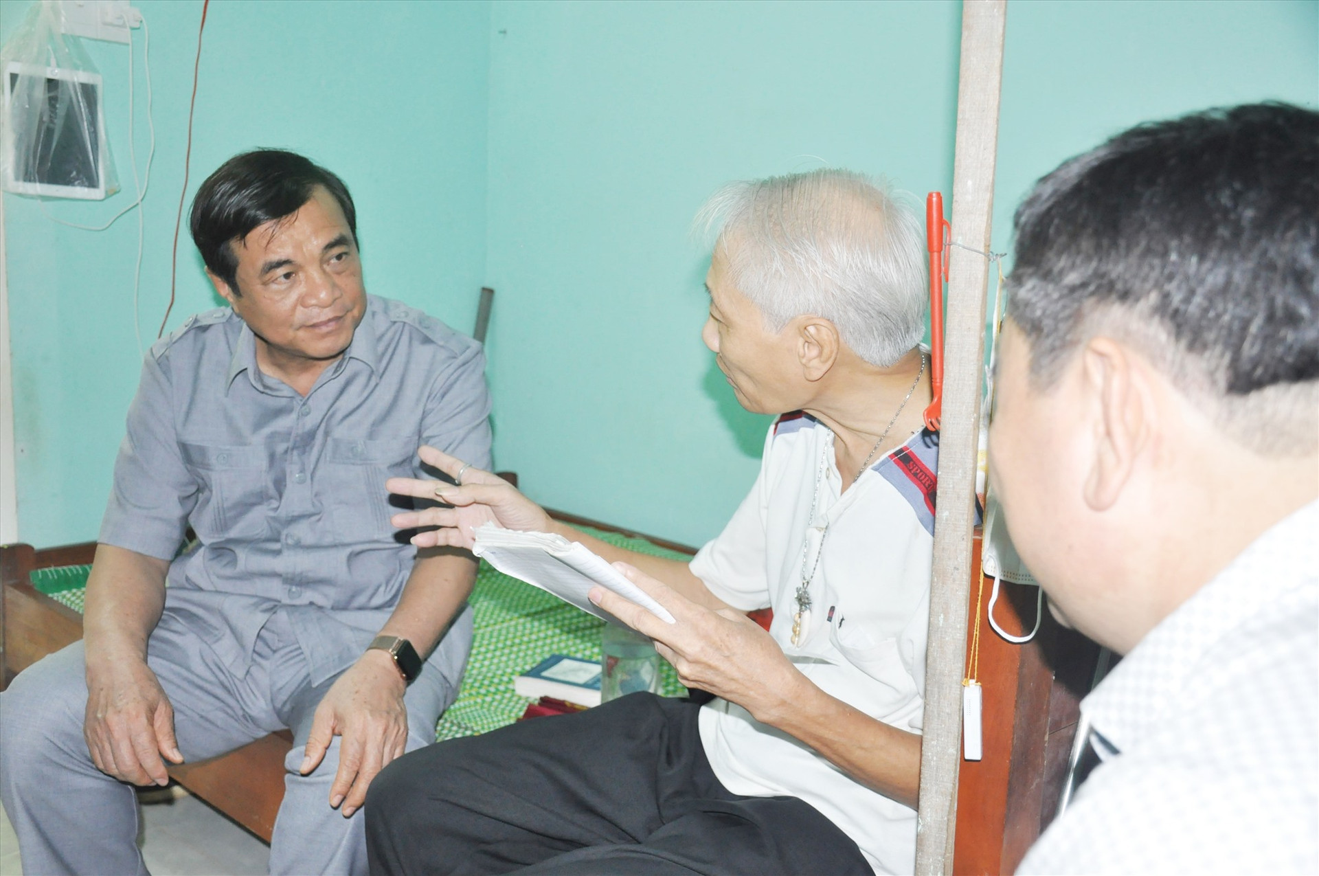 Bí thư Tỉnh ủy Phan Việt Cường thăm hỏi cụ già đang được chăm sóc, nuôi dưỡng tại Trung tâm dưỡng lão Hiệp Đức. Ảnh: N.Đ