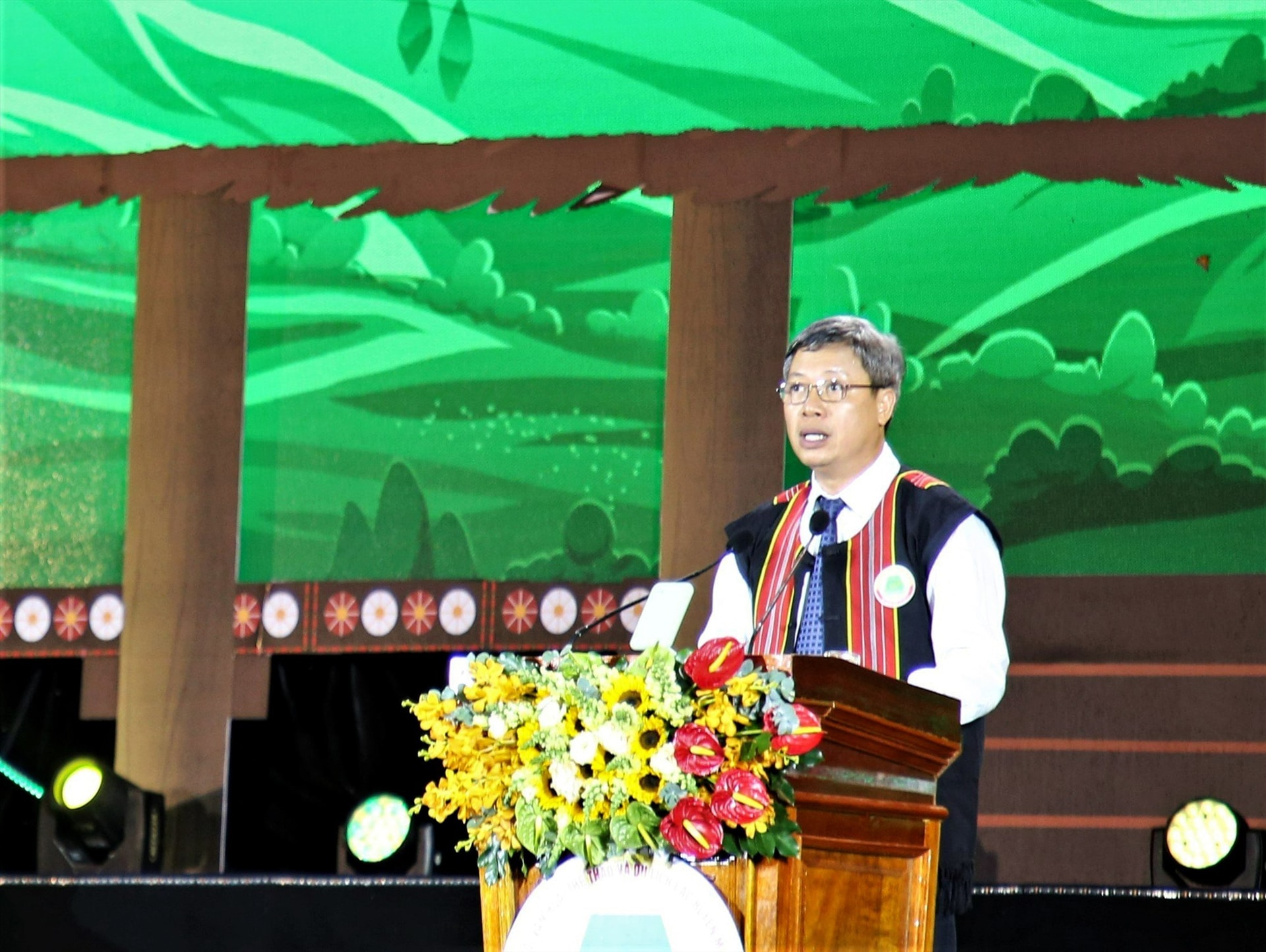 Ho Quang Buu giving a speech at the opening ceremony