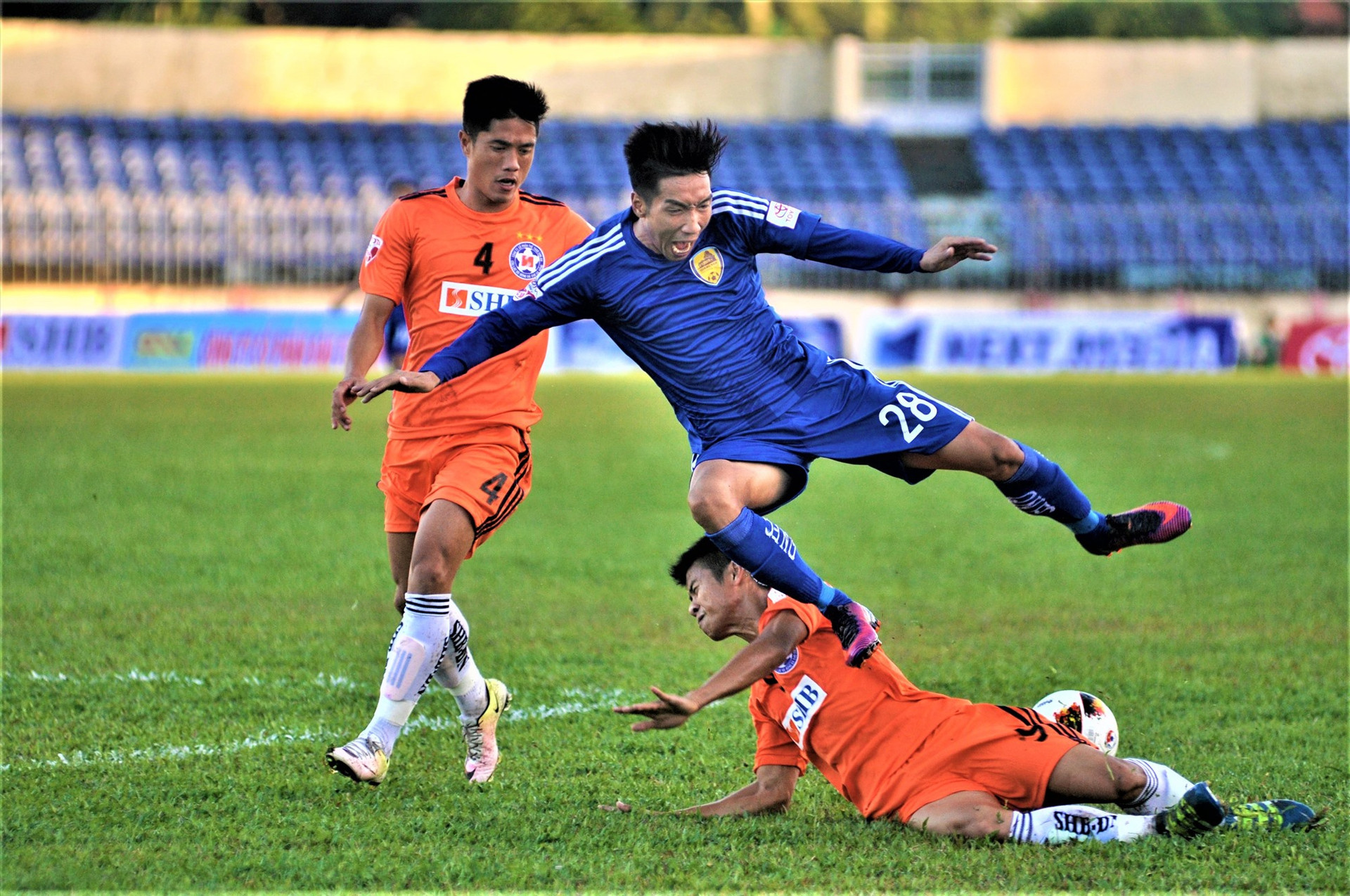 Những trận derby xứ Quảng giữa Quảng Nam và SHB Đà Nẵng chưa thể xảy ra ở mùa giải tới. Ảnh: T.V