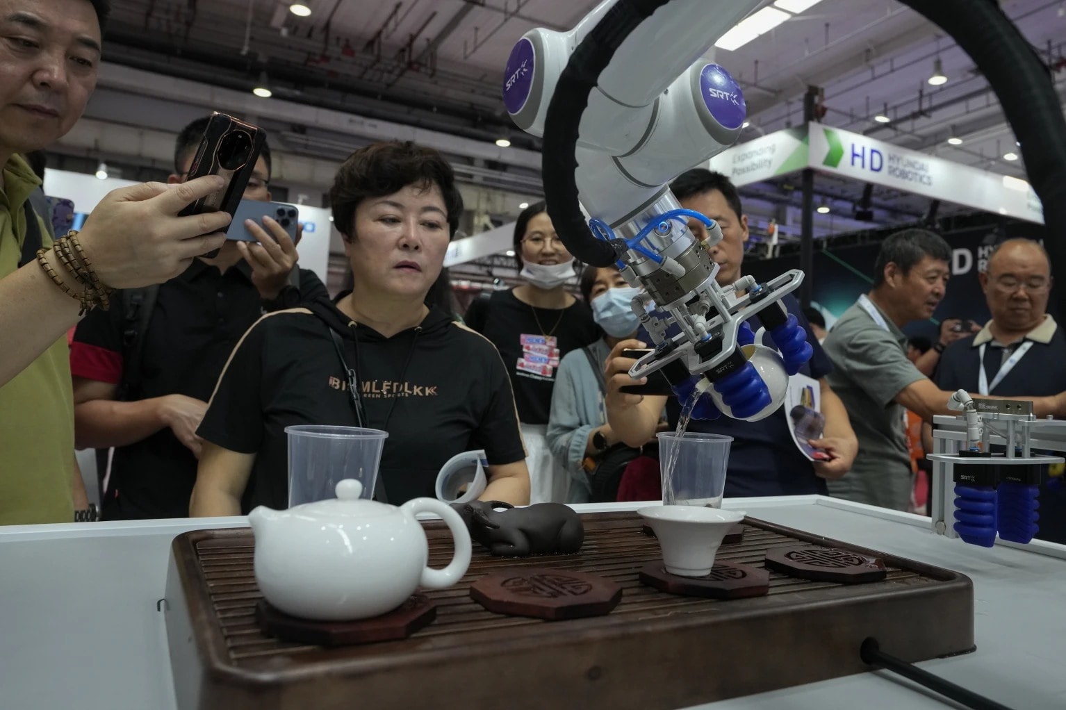 Robot rót trà. Ảnh: AP