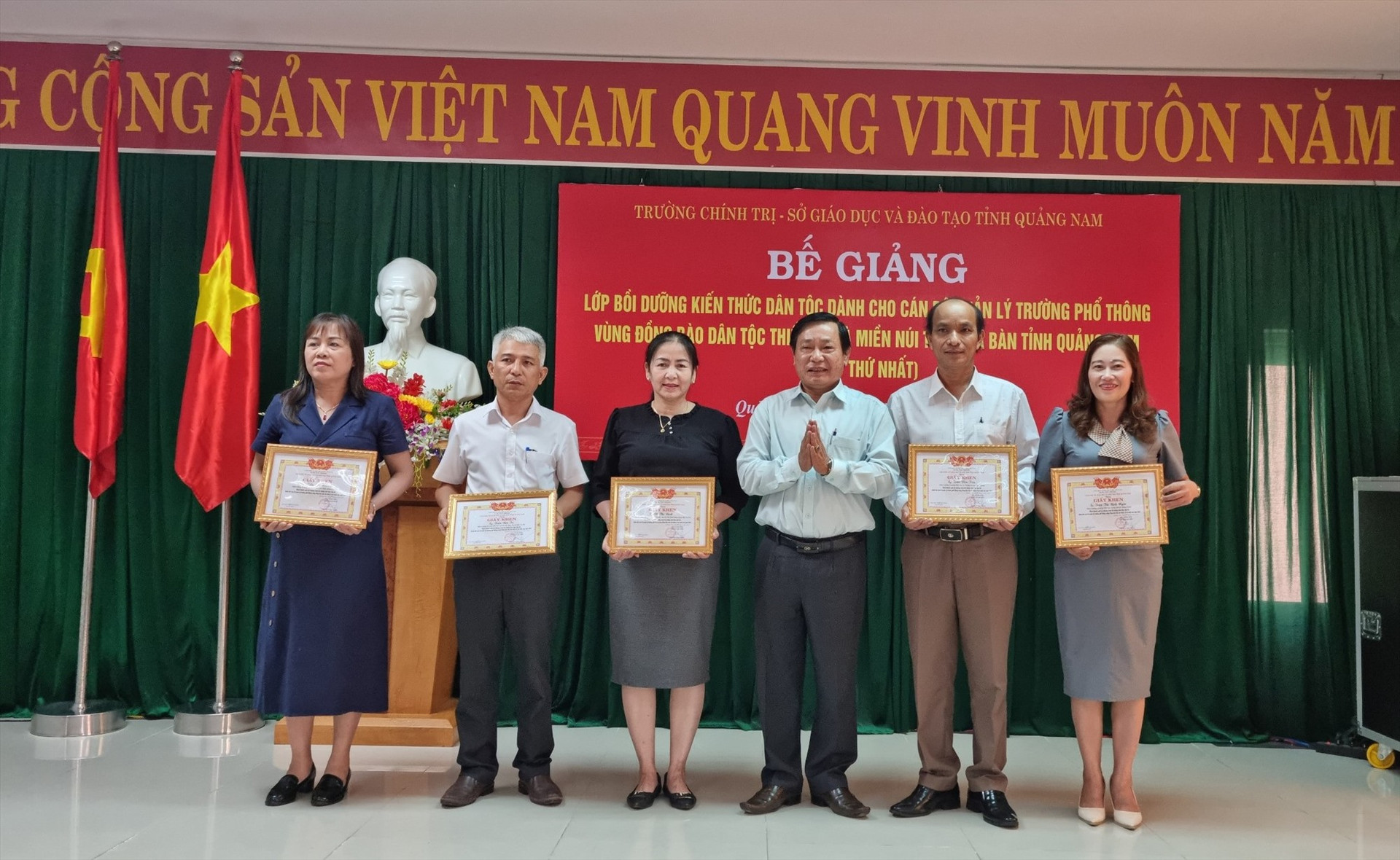 Ông Nguyễn Công Thành - Phó Giám đốc Sở GD-ĐT trao giấy khen cho 5 học viên hoàn thành xuất sắc chương trình. Ảnh: L.Đ