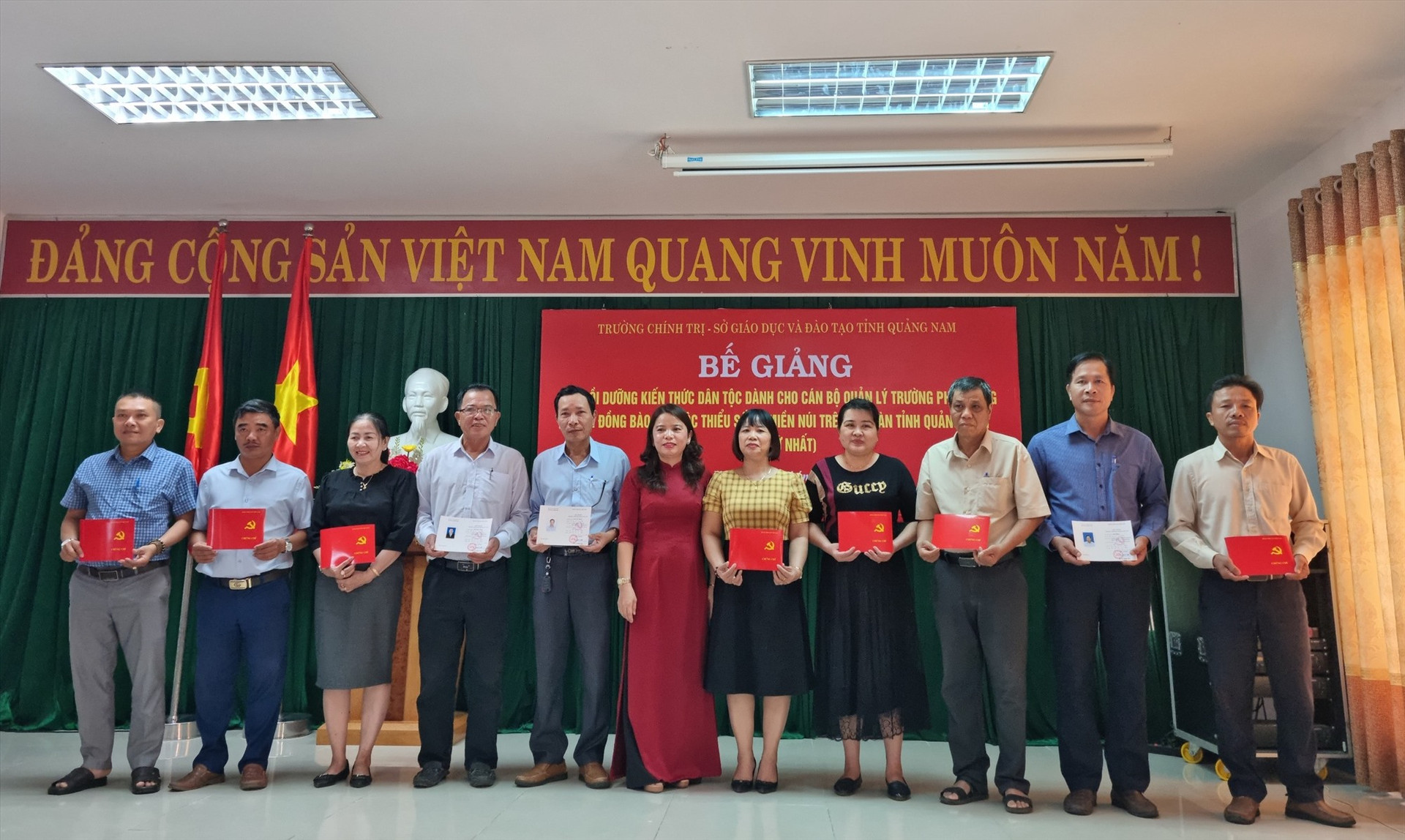 Bà Nguyễn Thị Khuê - Phó Hiệu trưởng Trường Chính trị tỉnh trao chứng chỉ cho học viên. Ảnh: L.Đ
