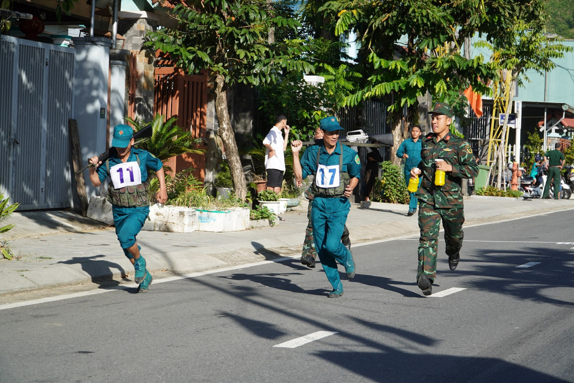 Lực lượng “tiếp nước” bám sát các vận động viên trên chặng cuối cuộc đua. Ảnh: H.Đ.G