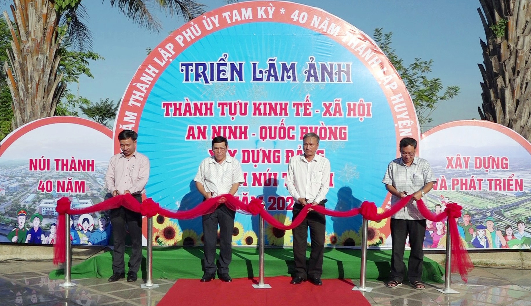Các đồng chí lãnh đạo huyện Núi Thành cắt băng khai mạc triển lãm ảnh.