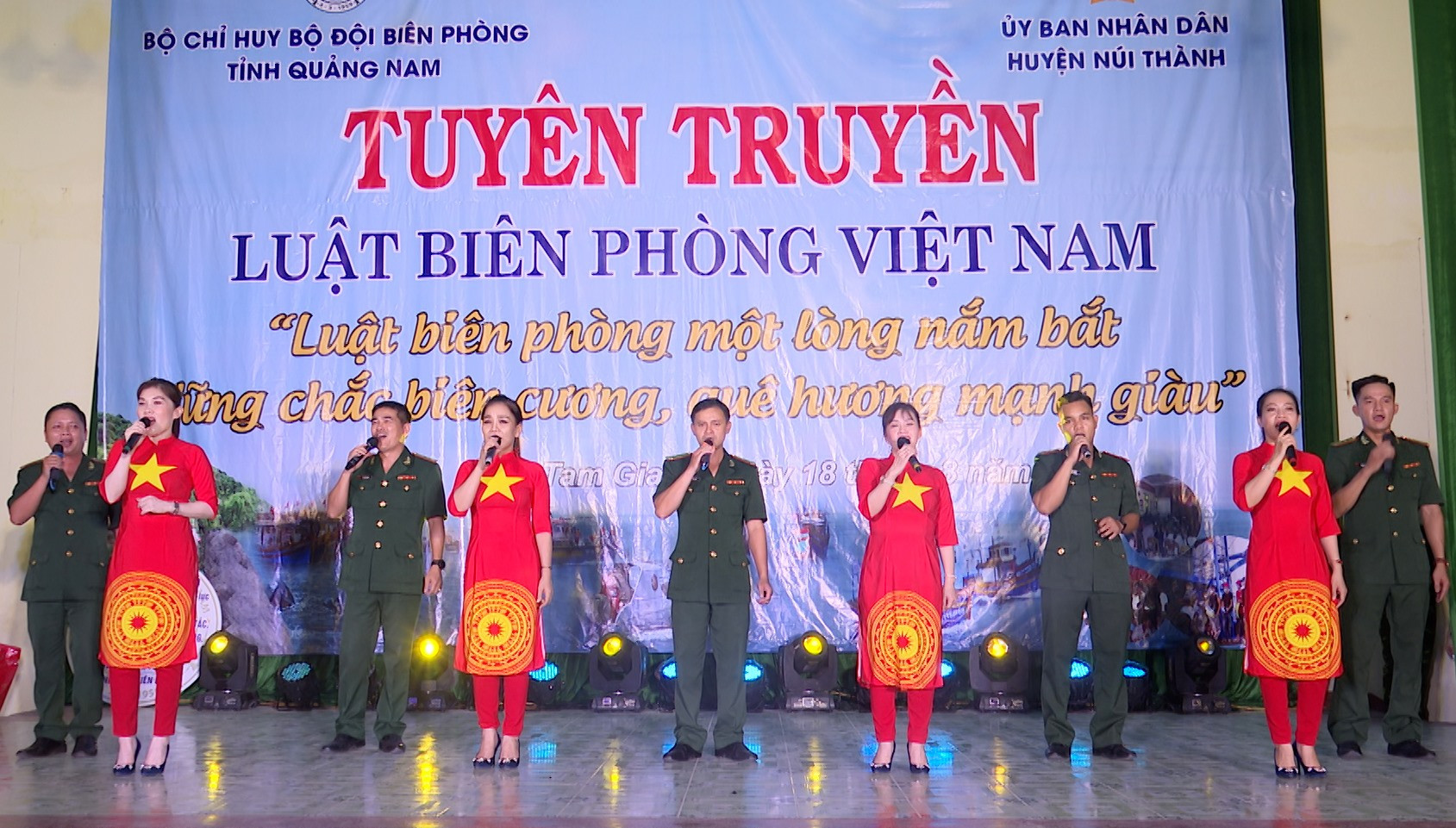 Tiết mục hát múa “Khúc ca tự hào” do Đội Tuyên truyền văn hóa - Bộ đội Biên phòng Quảng Nam biểu diễn. Ảnh: HỒNG ANH