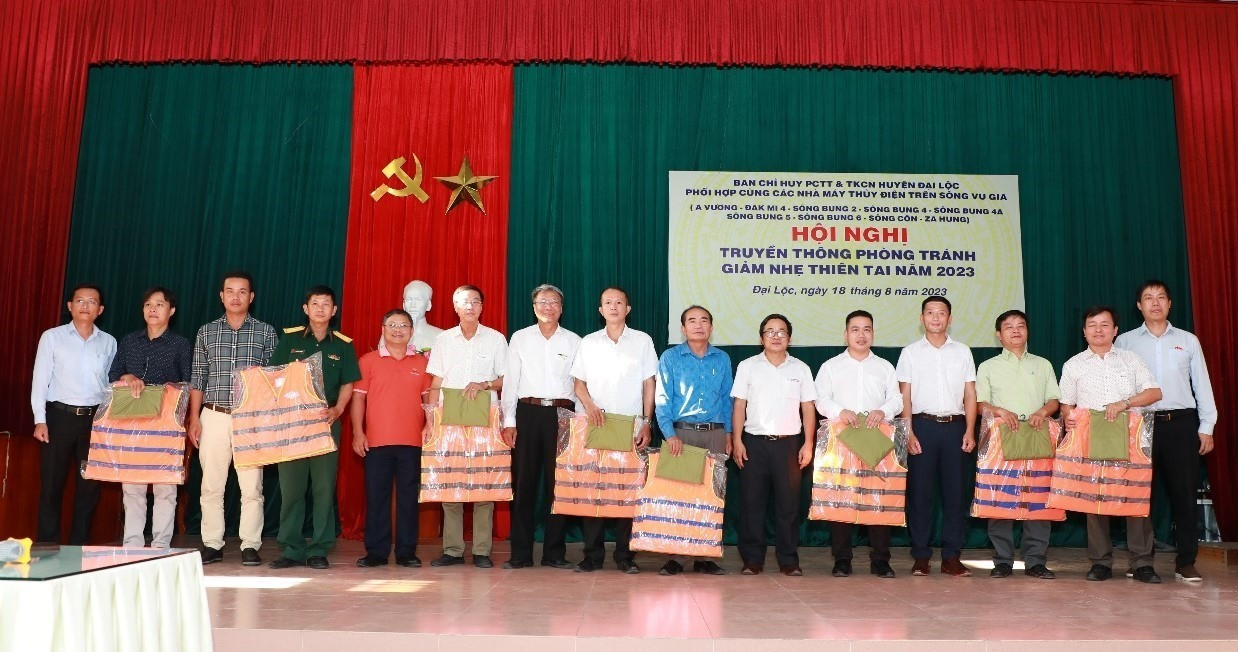 Trao tặng áo phao, áo mưa phòng chống lụt bão cho Ban Chỉ huy PCTT và TKCN huyện Đại Lộc. Ảnh: V.L