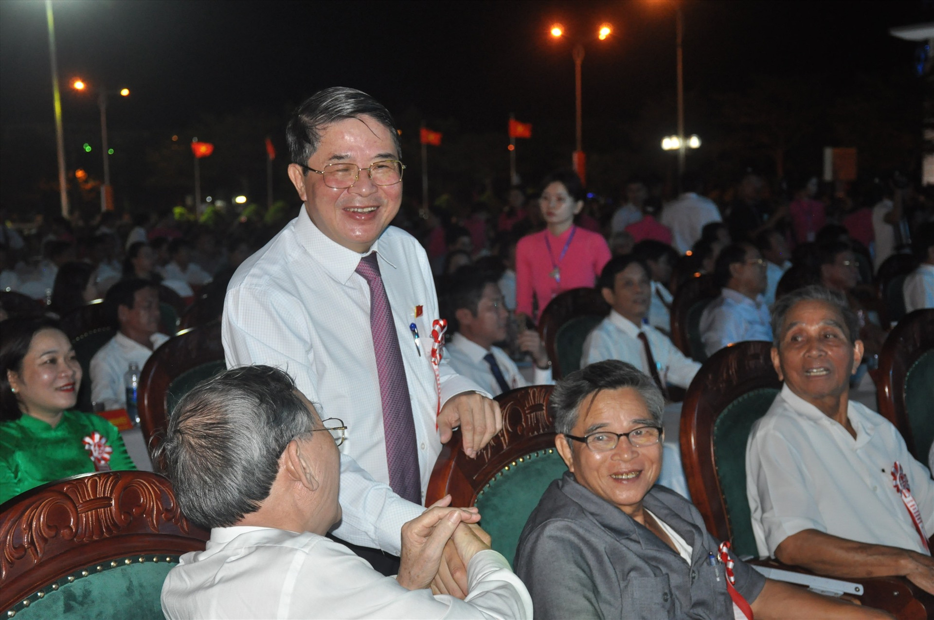 Phó Chủ tịch Quốc hội Nguyễn Đức Hải hỏi thăm các các đồng chí nguyên lãnh đạo. Ảnh: N.Đ
