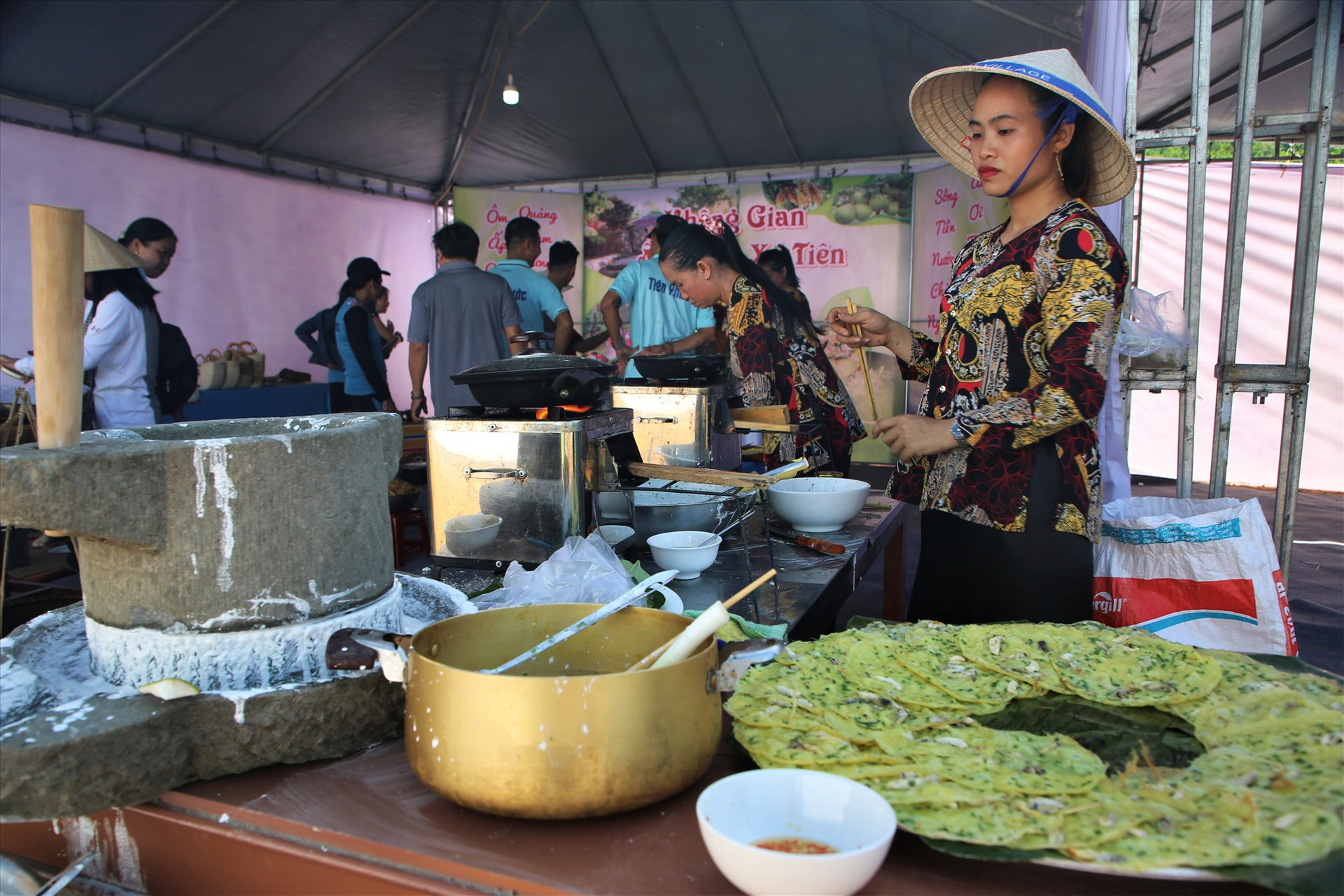 Cùng với ẩm thực đặc trưng của miền núi, Tiên Phước tạo nét riêng bằng không gian hương vị miền quê xứ Quảng. Ảnh: H.Đ.G