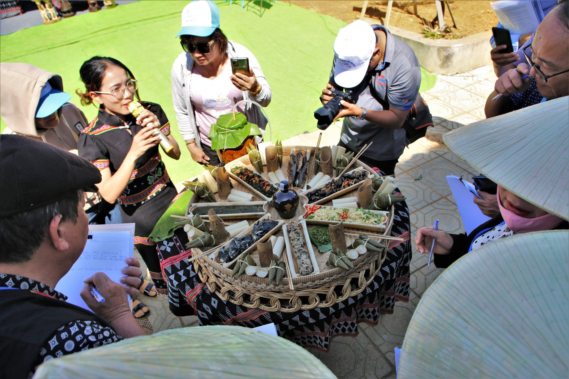 Đến với ngày hội lần này, phần tham gia thi ẩm thực của các địa phương. Ảnh: H.Đ.G