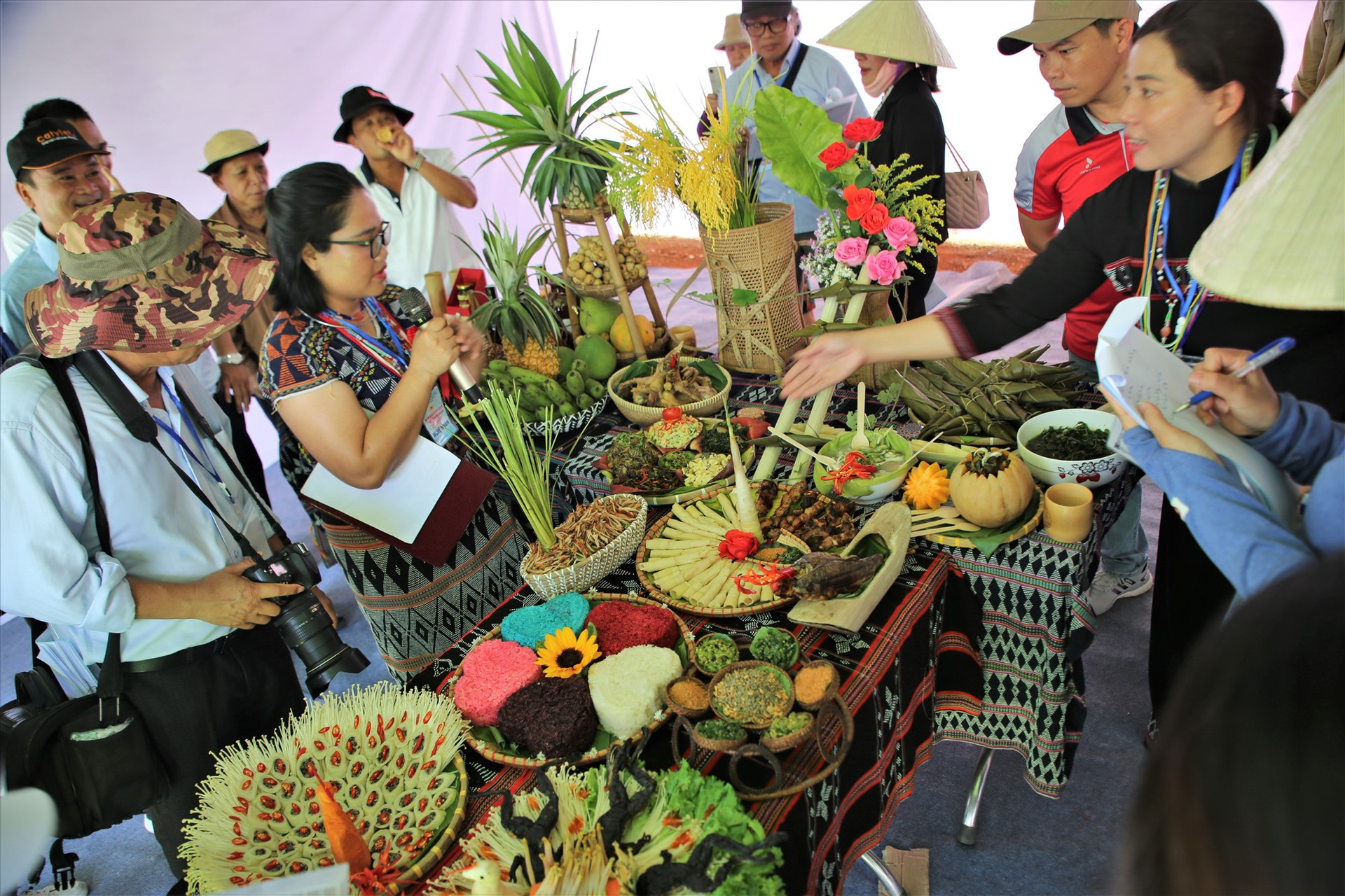 Không gian ẩm thực của đồng bào Cơ Tu huyện Đông Giang khá ấn tượng, thu hút du khách. Ảnh: H.Đ.G