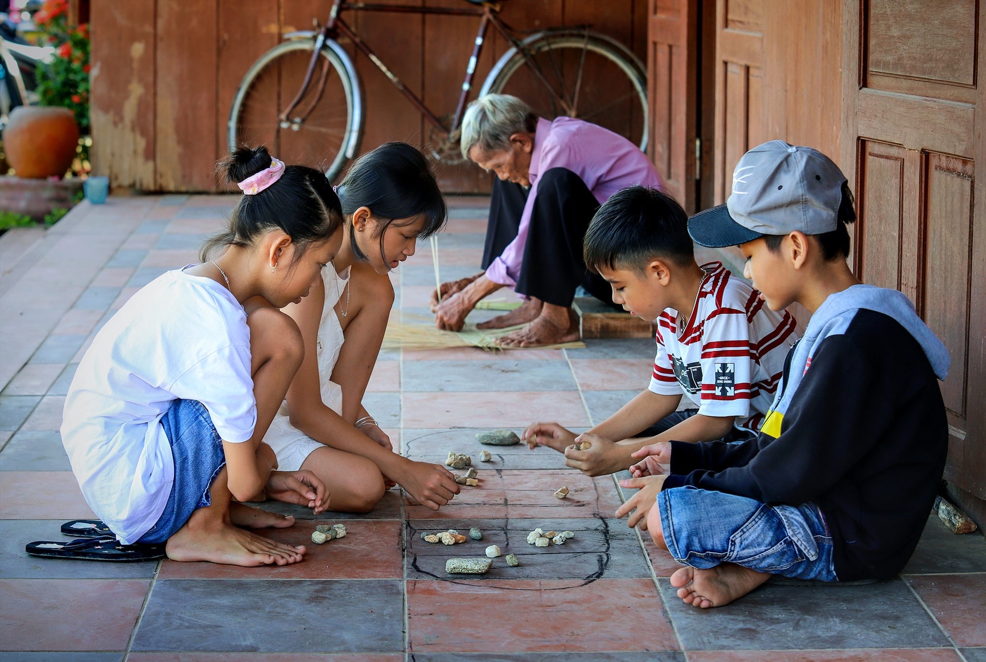 Thời thơ ấu. Ảnh: ĐẶNG KẾ ĐÔNG