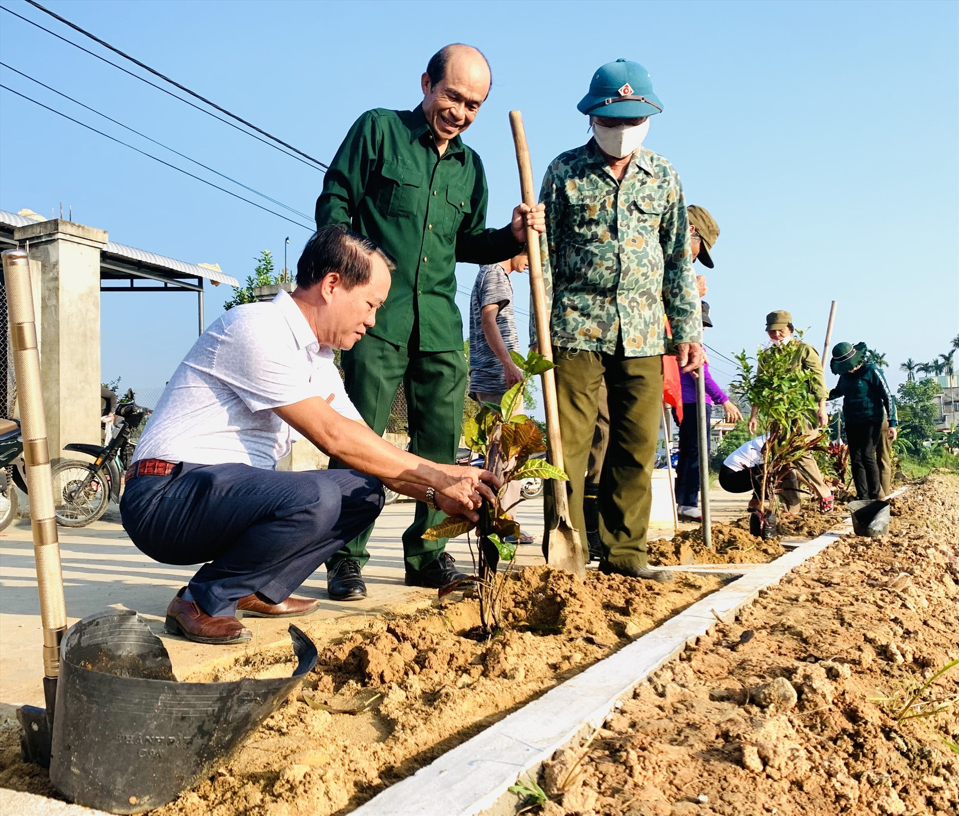 Những năm qua, nhân dân huyện Duy Xuyên tích cực ra quân trồng hoa thay cỏ dại nhằm tạo không gian làng quê xanh – sạch – đẹp. Ảnh: T.P