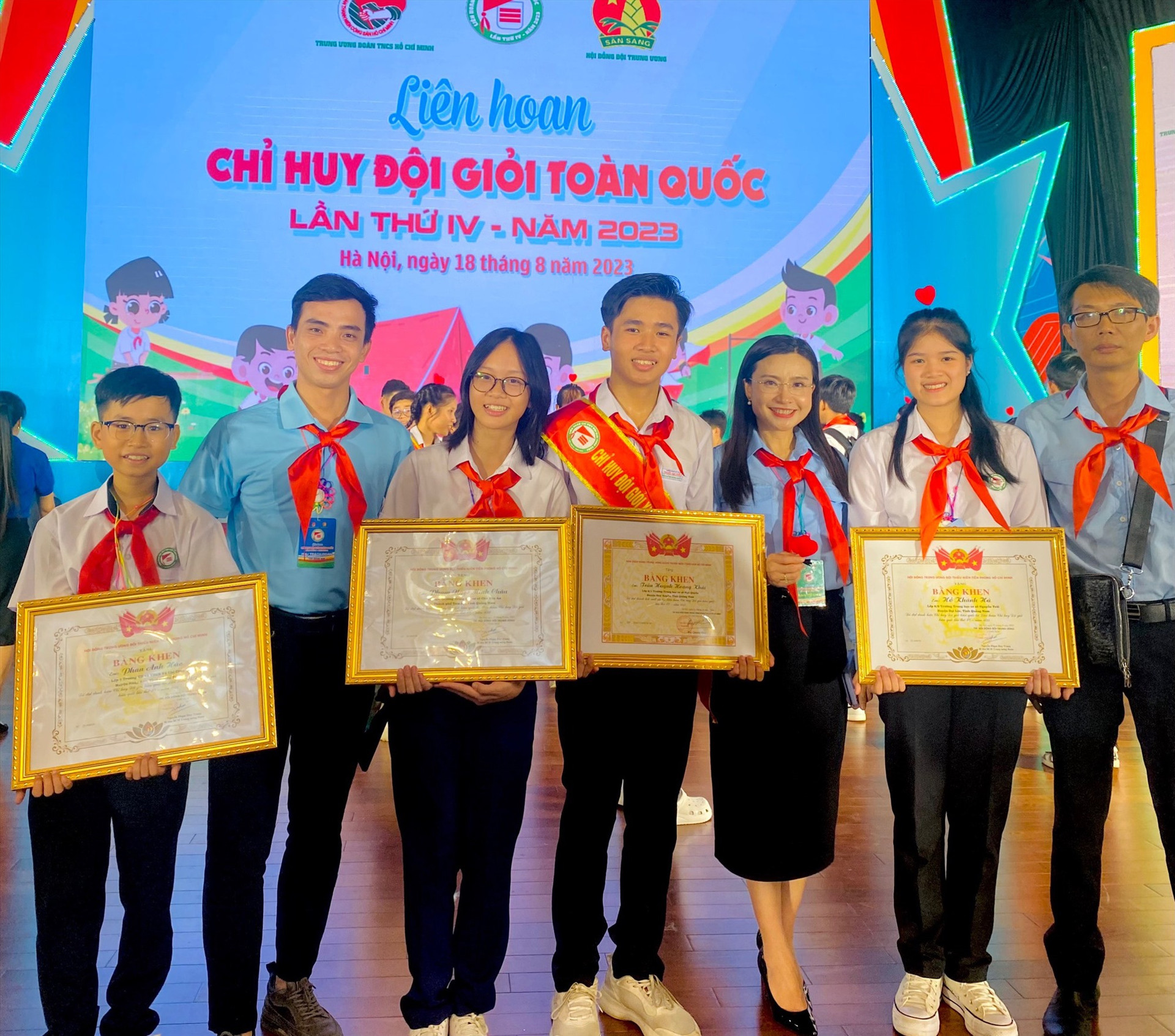 4 học sinh Quảng Nam đạt danh hiệu Chỉ huy Đội giỏi toàn quốc năm 2023 và thầy giáo dẫn đoàn Đoàn Minh Hoàng - TPT Đội trường THCS Ngô Quyền (Duy Xuyên). Ảnh: M.H