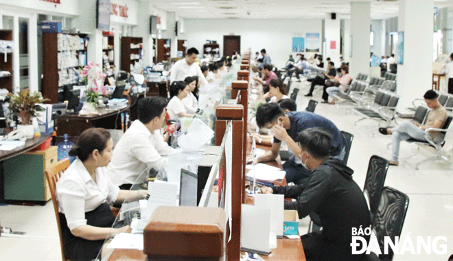 Thực hiện tốt văn hóa liêm chính góp phần phòng, chống tham nhũng, tiêu cực. TRONG ẢNH: Giao dịch tại bộ phận