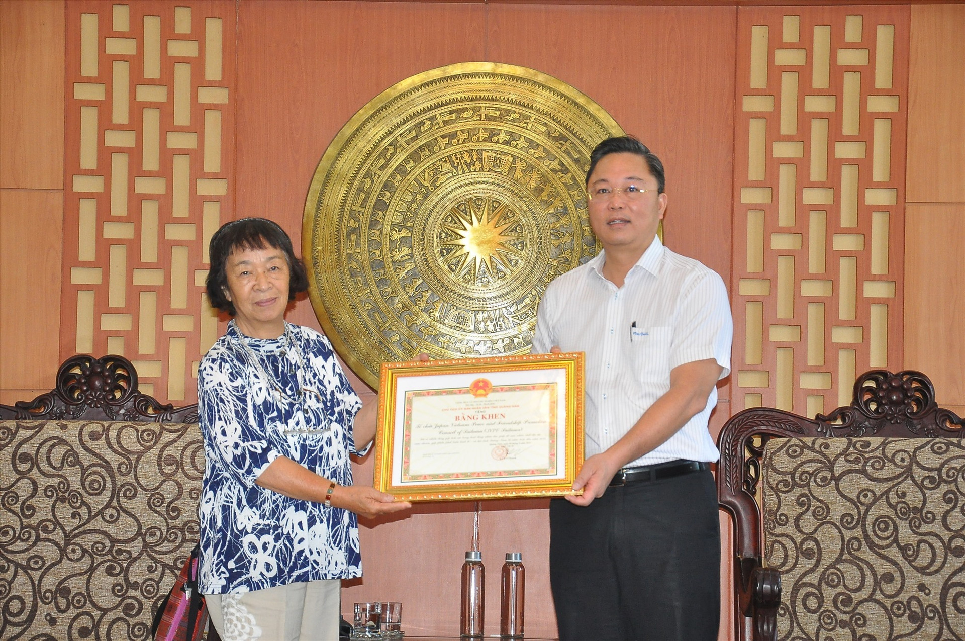 Chủ tịch UBND tỉnh trao Bằng khen ghi nhận những đóng góp của bà Hiramatsu Tomoko - Phó Chủ tịch JVPF tỉnh Saitama cho tỉnh Quảng Nam tại buổi tiếp đoàn JVPF tỉnh Saitama mới đây. Ảnh: VINH ANH
