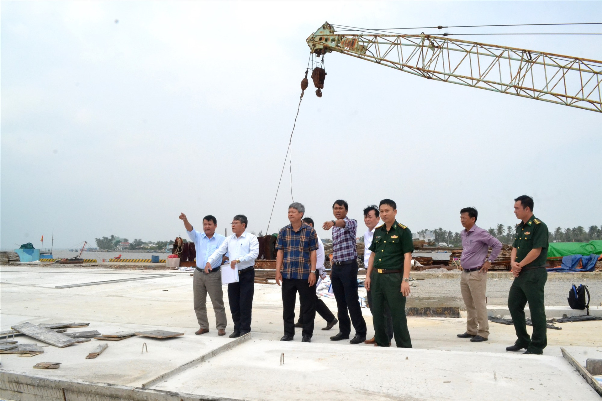 Phó Chủ tịch UBND tỉnh Hồ Quang Bửu kiểm tra công tác gỡ “thẻ vàng” thủy sản ở huyện Núi Thành. Ảnh: Q.VIỆT