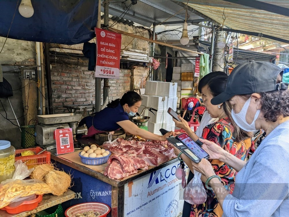 E-pay in a rustic market in Quang Nam