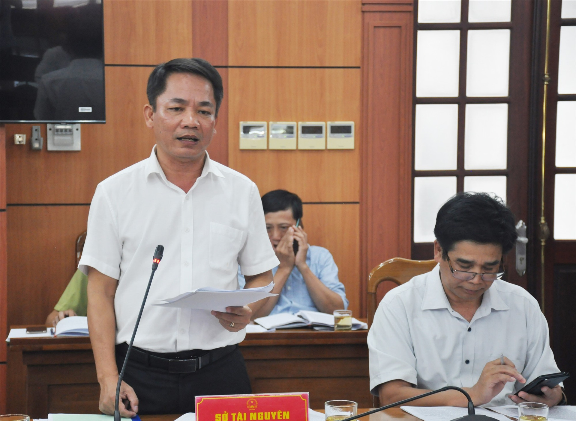 Ông Võ Như Toàn - Phó Giám đốc Sở TN-MT báo cáo tình hình thực hiện Nghị quyết 07 với Đoàn giám sát HĐND tỉnh. Ảnh: N.Đ