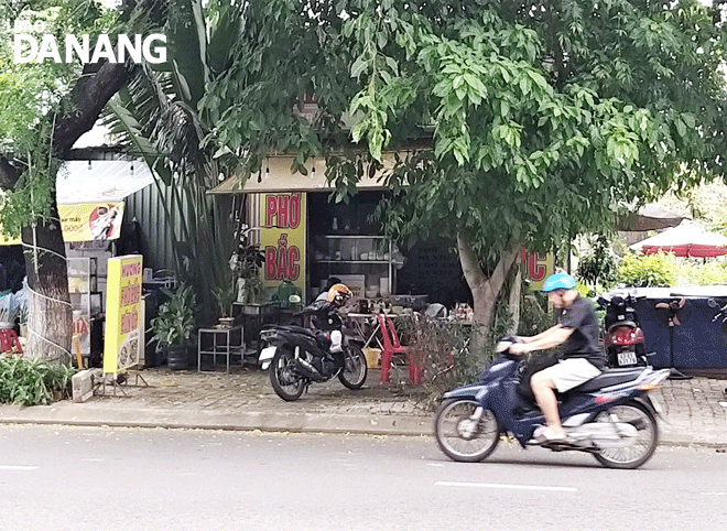 Quán Phở Bắc gia truyền Hương 2 (đường Trần Nhân Tông, phường Mân Thái) cũng trưng dụng đất trống để kinh doanh tạm. Cơ sở này cũng đang trong diện tháo dỡ theo lộ trình. Ảnh: ĐẮC MẠNH