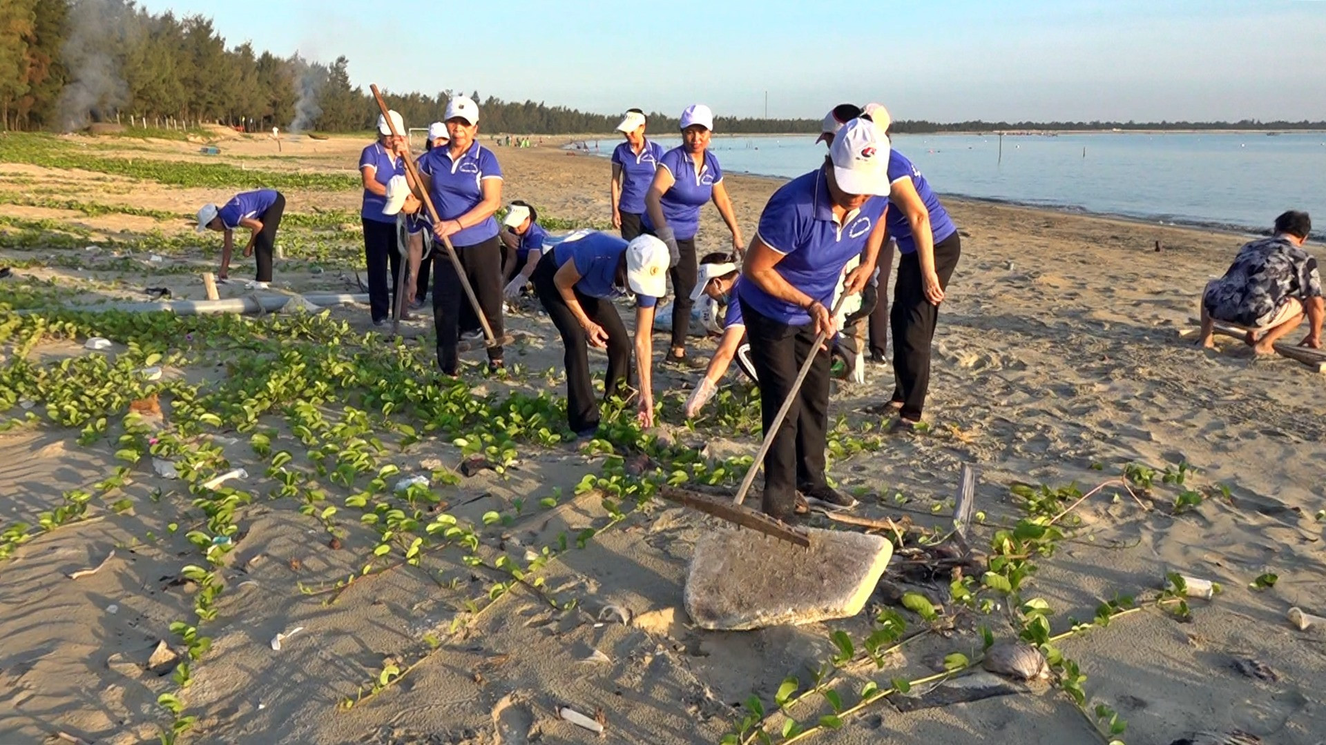 Dịp cuối tuần, người dân thôn Đông Tuần tự nguyện dọn dẹp bãi biển ở thôn này. Ảnh: H.Đ
