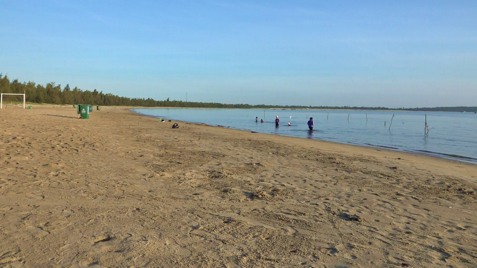Nhờ có ý thức bảo vệ môi trường, bãi biển thôn Đông Tuần luôn sạch sẽ. Ảnh: H.Đ