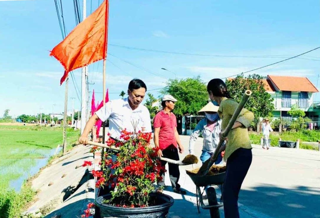 Nhiều địa phương của huyện Duy Xuyên tập trung xây dựng những tuyến đường hoa. Ảnh: PV