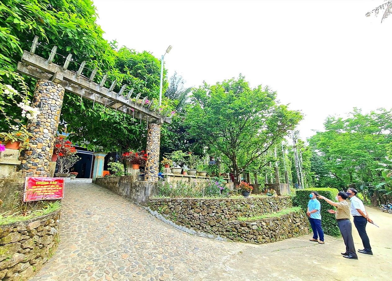 Tại huyện Tiên Phước ngày càng xuất hiện nhiều mô hình tường rào - cổng ngõ đẹp. Ảnh: PV