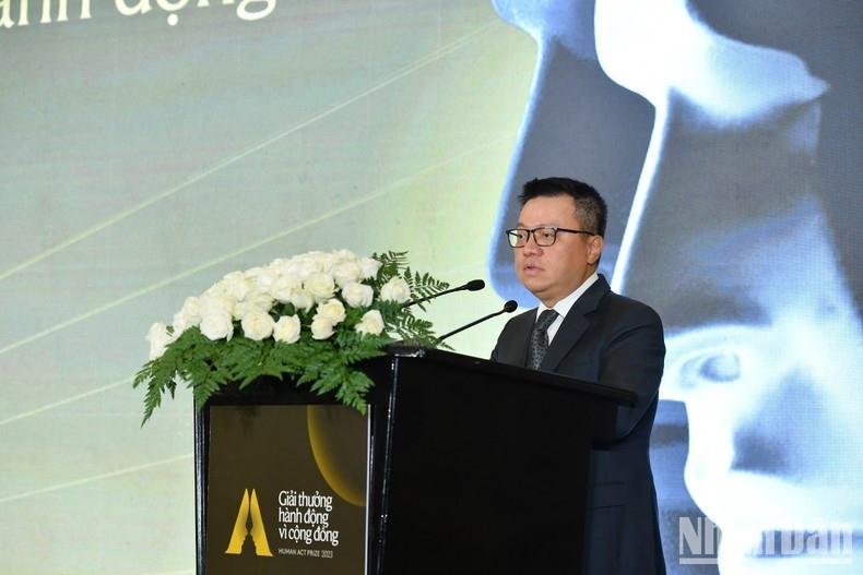 Đồng chí Lê Quốc Minh phát biểu tại lễ công bố Giải thưởng hành động vì cộng đồng - Human Act Prize. (Ảnh: Thành Đạt)