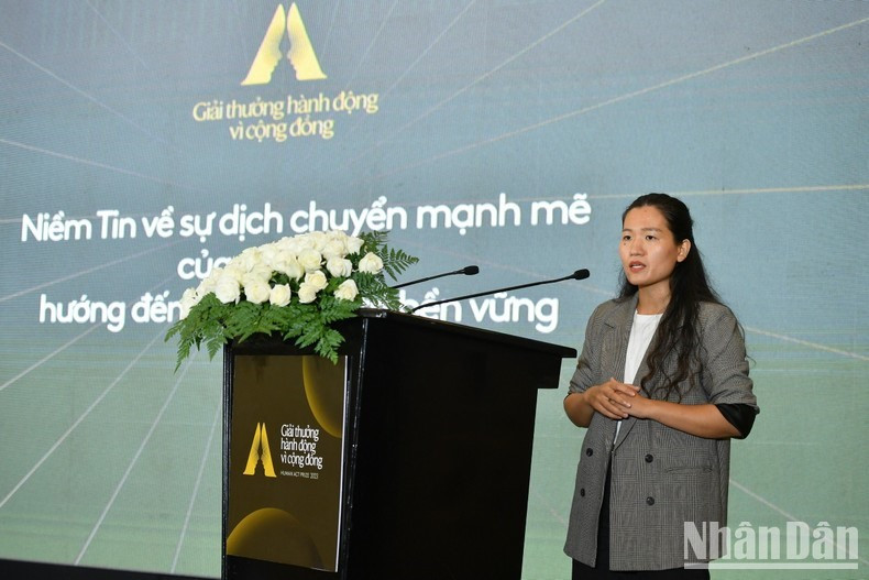 Bà Đặng Thị Thư, Giám đốc dự án Human Act Prize trình bày ý nghĩa của Giải thưởng Hành động vì cộng đồng tại lễ công bố. (Ảnh: Thành Đạt)